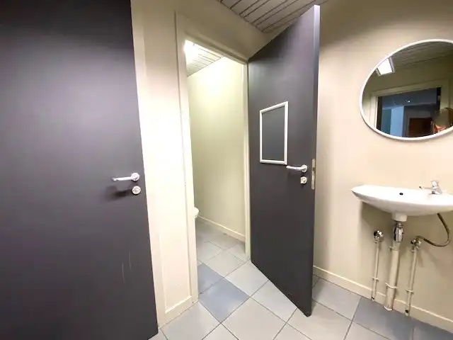 Handelsruimte  (+-160m²) met 6 autostaanplaatsen centrum Geel. foto 9