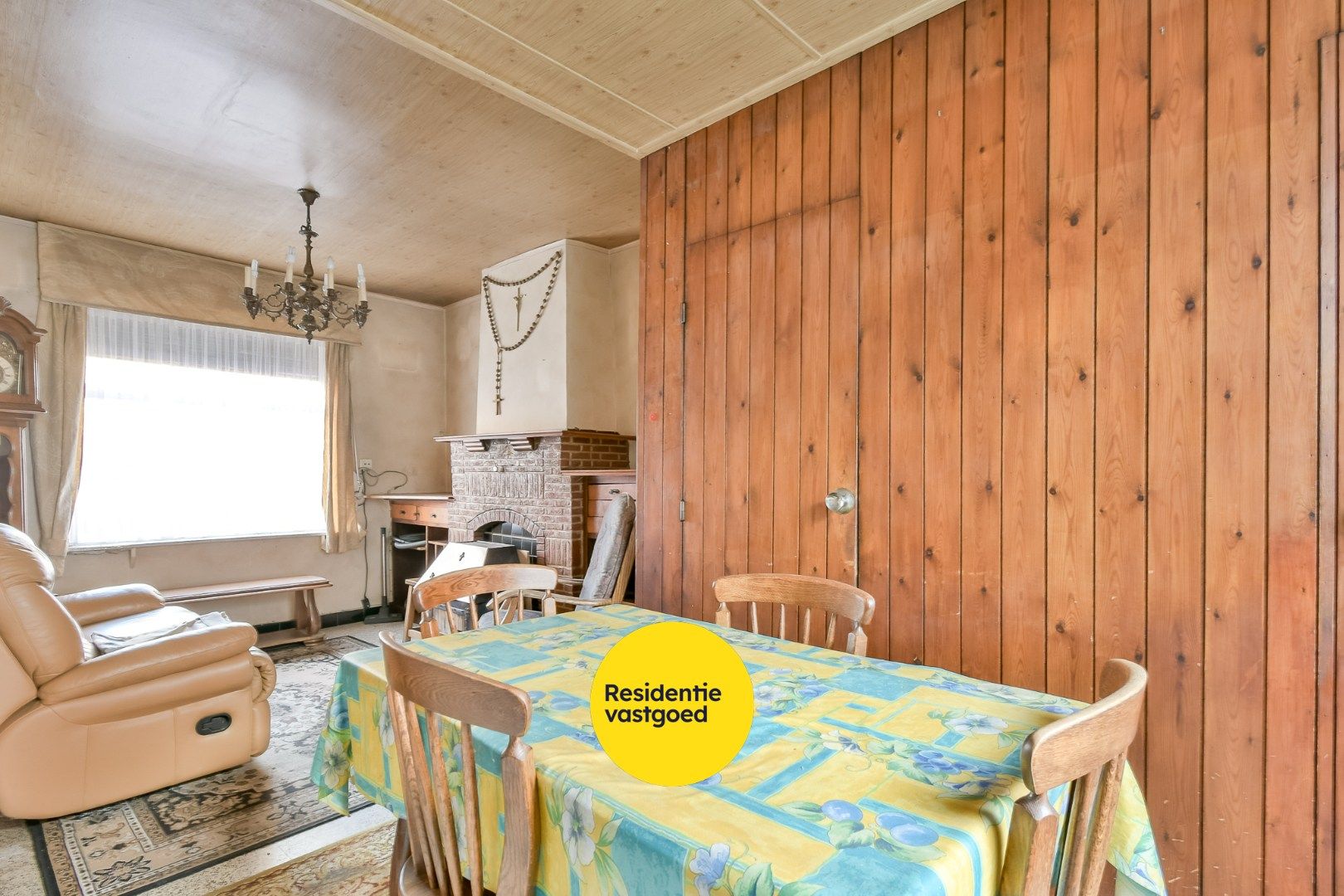 Te renoveren woning in hartje Torhout! foto 4