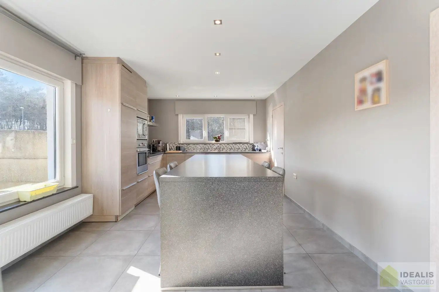 IDEALIS VASTGOED - CHARMANTE INSTAPKLARE GEZINSWONING MET EEN LICHTRIJKE LEEFRUIMTE, MODERNE OPEN KEUKEN MET KOOKEILAND, 3 RUIME SLAAPKAMERS EN BADKAMER. DE WONING IS GELEGEN OP EEN PRACHTIG PERCEEL VAN 12A 68CA! Deze knappe bungalow omvat een aangename 140m² bewoonbare oppervlakte met een lichtrijke woonkamer met aansluitend een moderne open keuken met kookeiland (voorzien van alle comfort), 3 ruime slaapkamers en een badkamer. De woning biedt verder een kelderverdieping en een zeer ruime tuin. Een unieke kans voor kandidaten op zoek naar een instapklaar huis voorzien van alle faciliteiten op een hele fijne locatie tussen de centra van Oudsbergen, Bree en Peer! foto 11