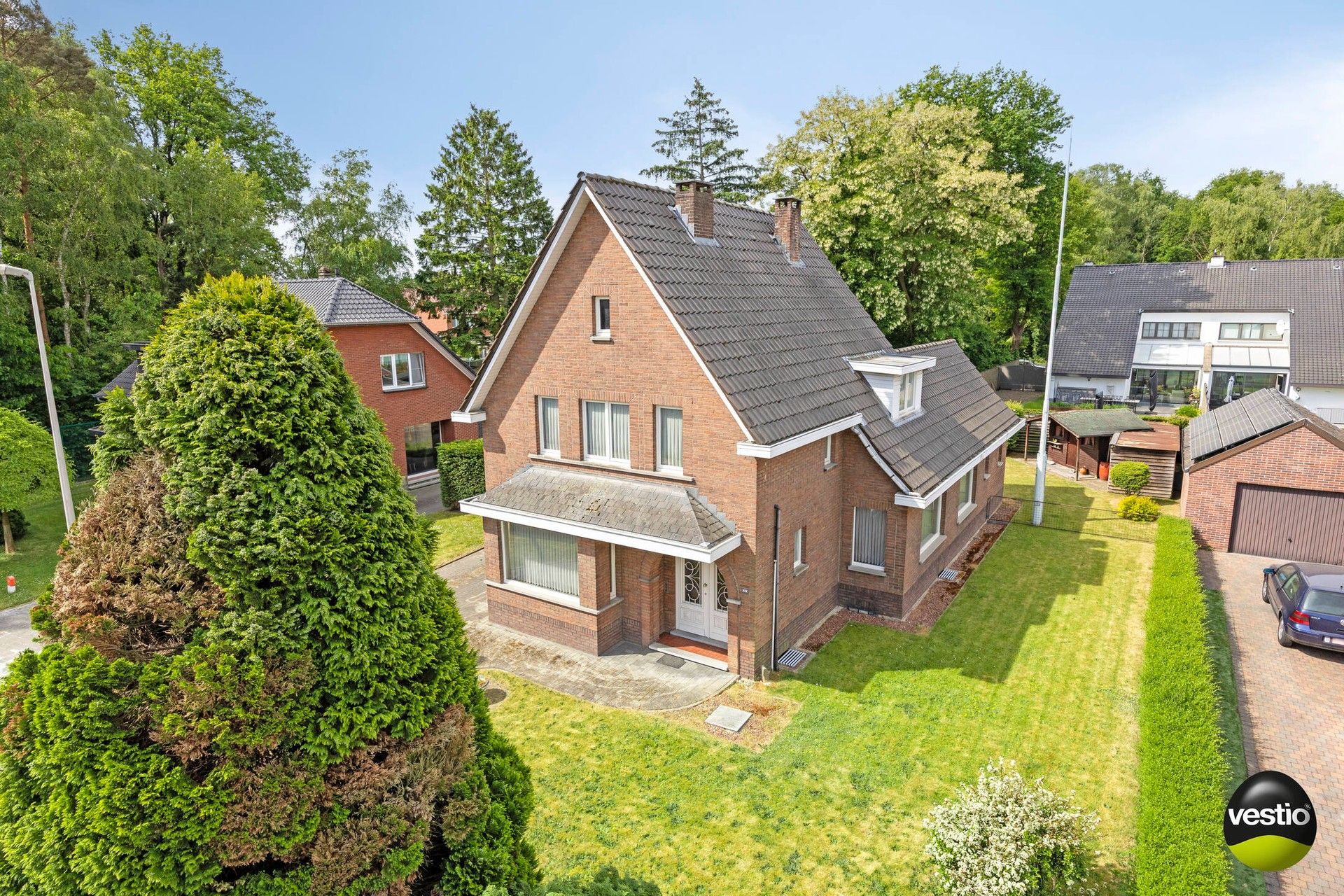 Charmante gezinswoning met drie slaapkamers op rustige, centrale ligging te Genk foto 2
