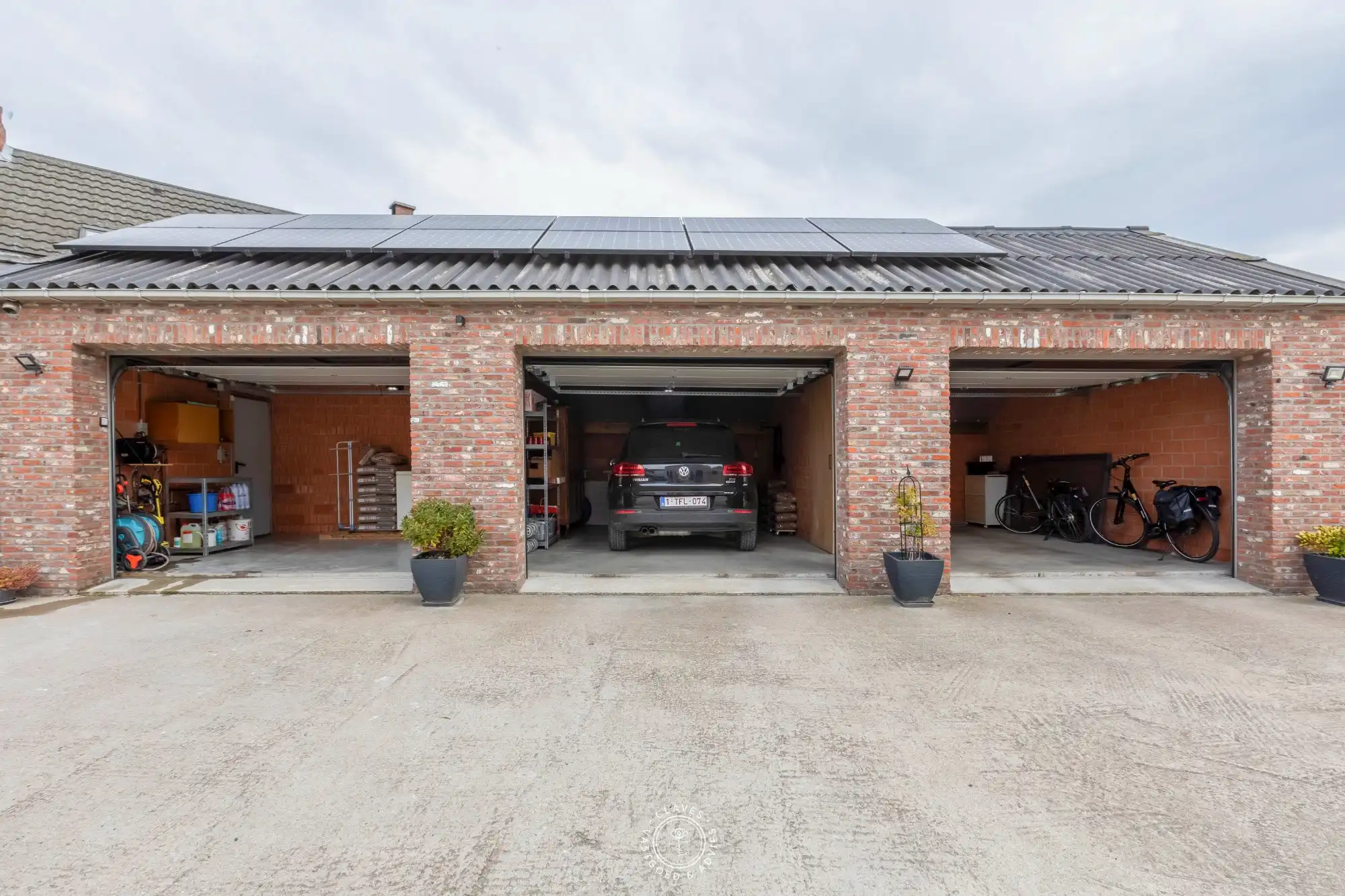 Charmante en ruime woning met 4 slaapkamers en 3 garages foto 4