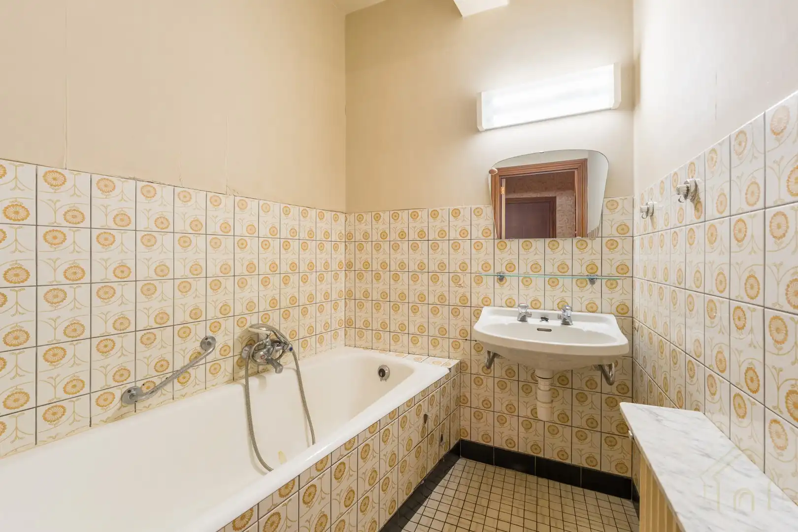 Verhuurd appartement met garage centrum Roeselare - perfect voor investeerders of starters foto 8