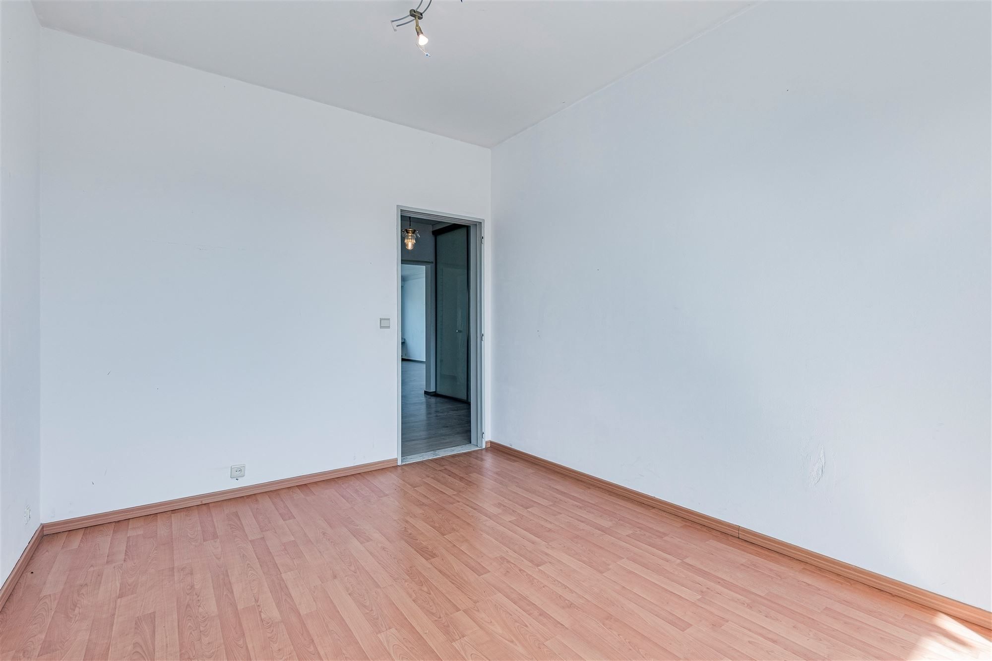 Ruim op te frissen 2 slk appartement met terras foto 12