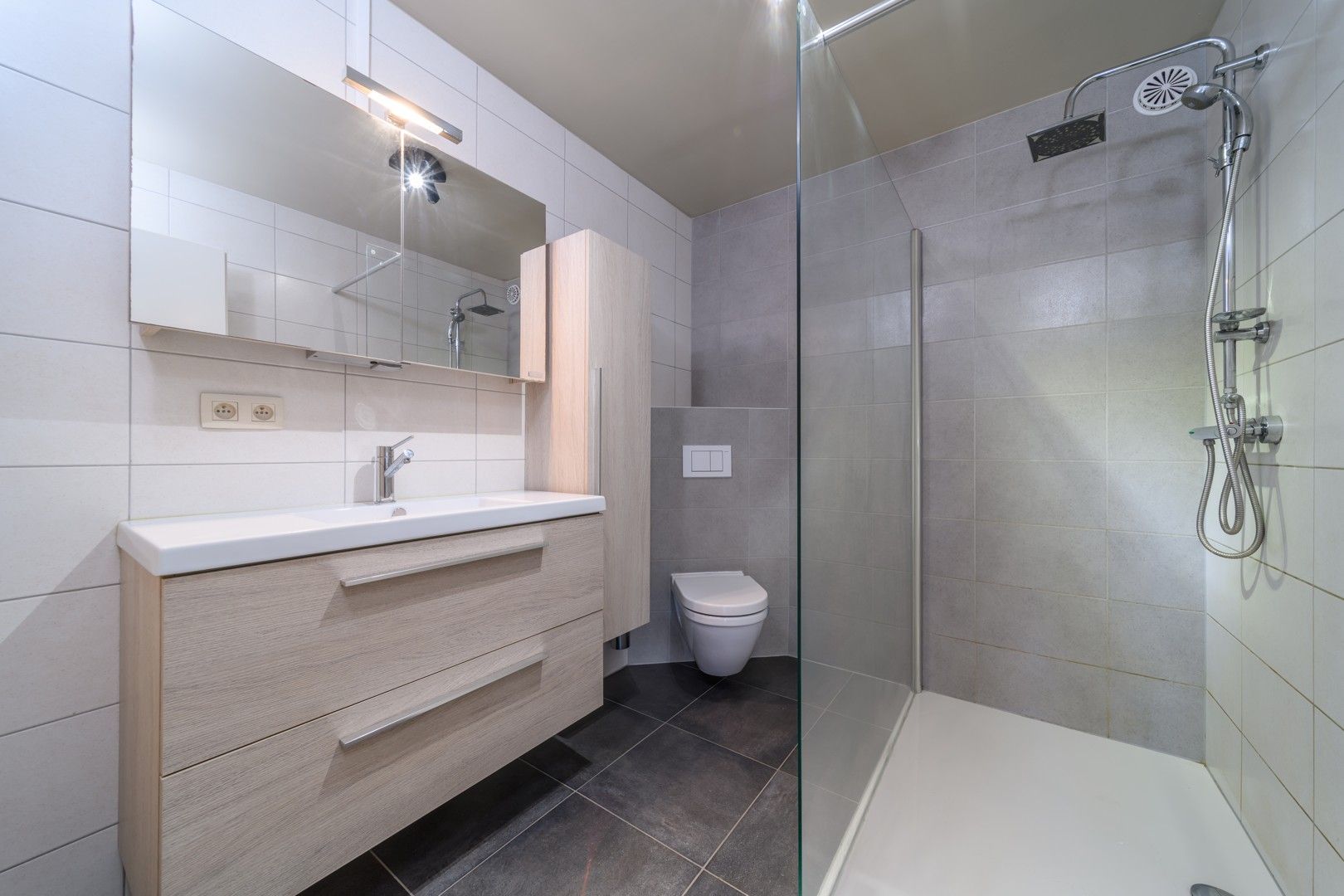 Centraal gelegen, recent 2 slaapkamer-appartement. foto 9