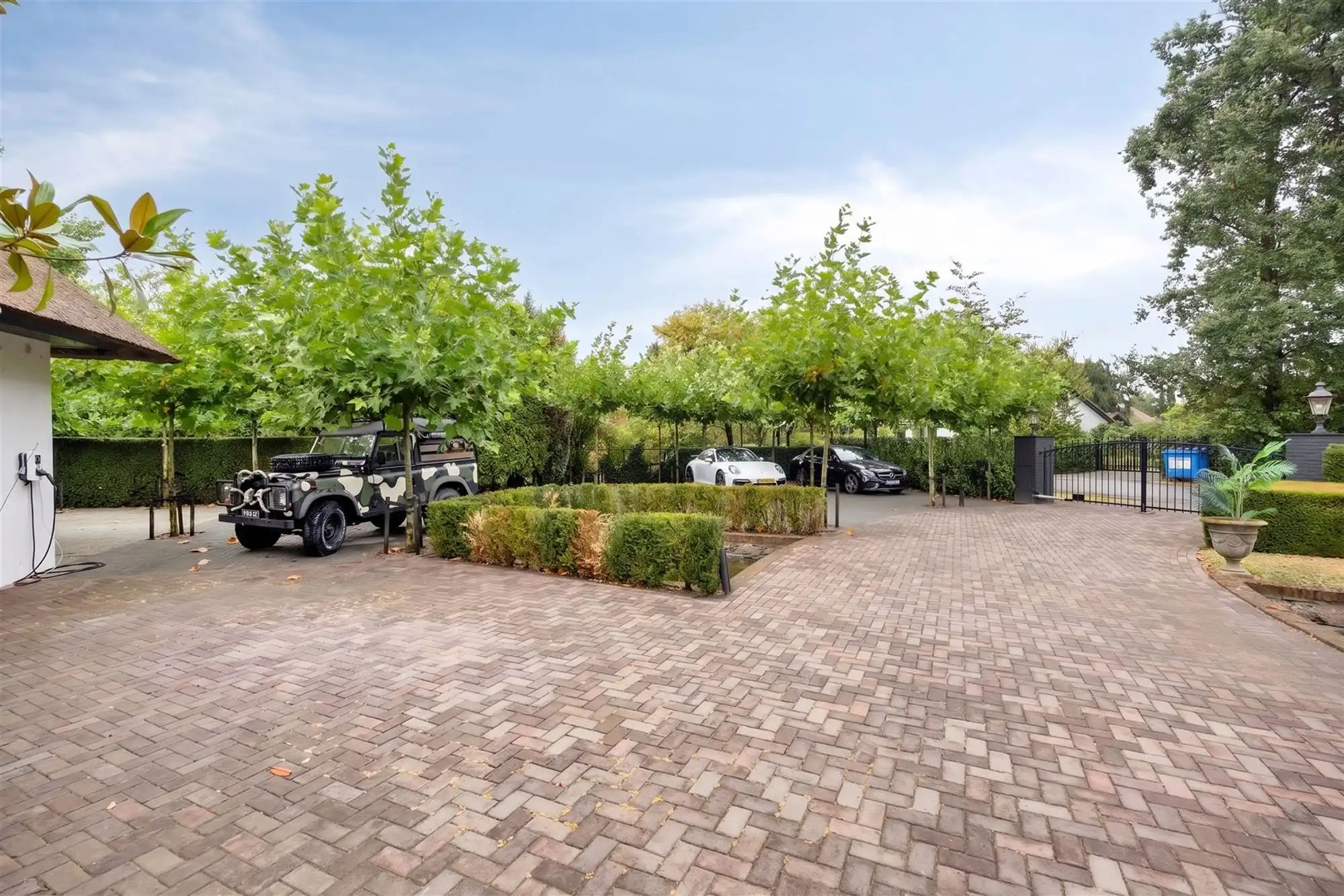 Knappe duo-villa op 8.843 m² in villawijk aan NL-grens. foto 5