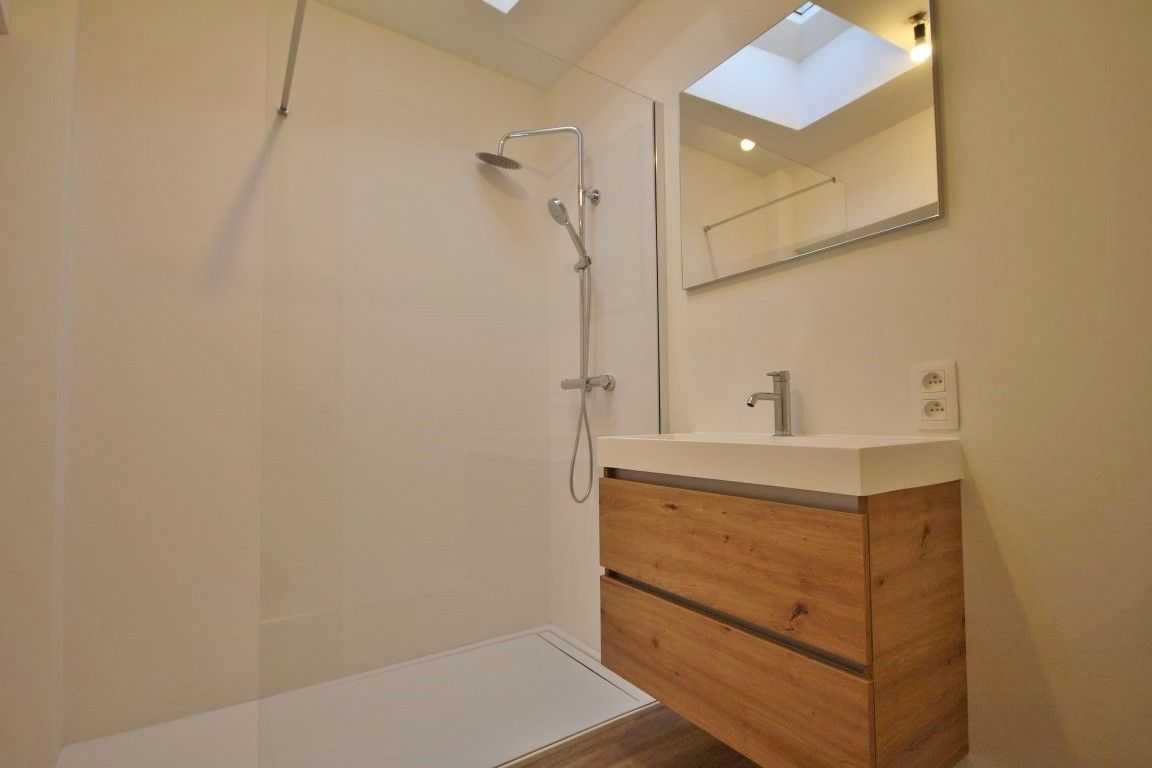 Lichtrijk en ruim duplex appartement foto 5