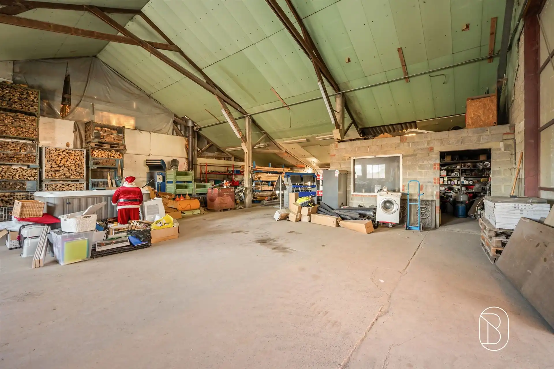 Recente woning met 2 loodsen en zwembad in Escanaffles foto 16