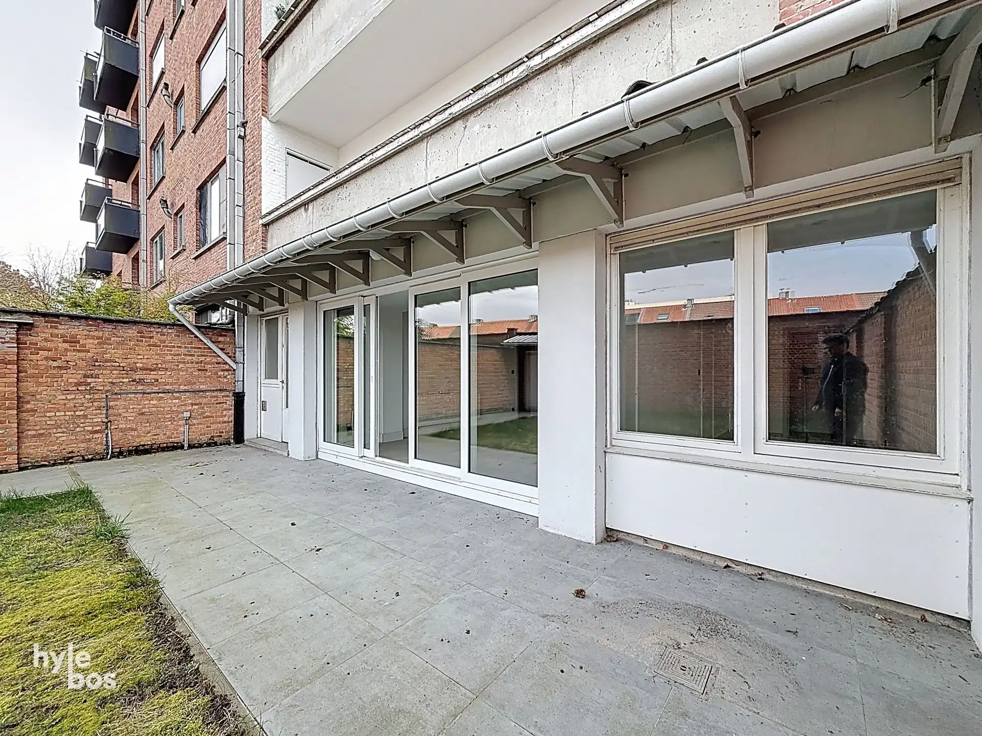 Centraal gelegen, zeer ruim drie slaapkamer appartement met stadstuin en garage foto 11