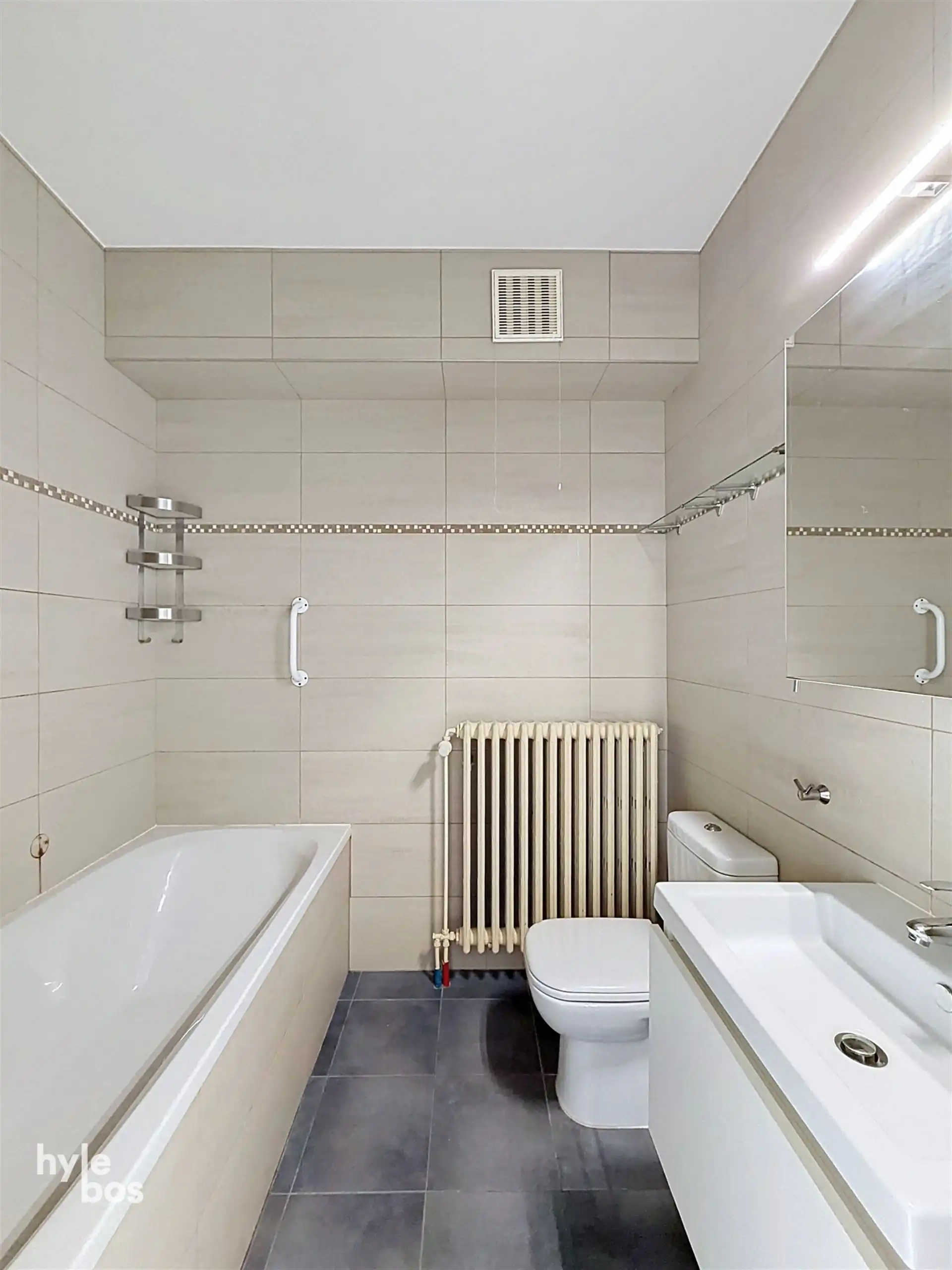 Centraal gelegen, zeer ruim drie slaapkamer appartement met stadstuin en garage foto 11
