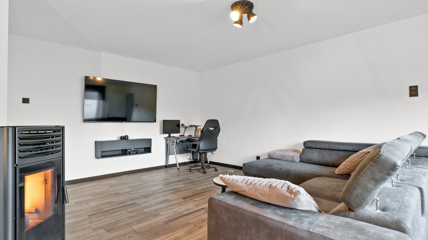 Woning met 2 slaapkamers, ruime garage en tuin foto 8