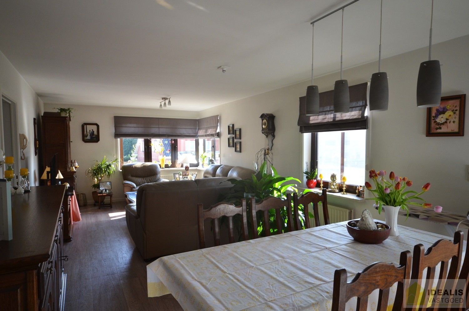CENTRAAL GELEGEN APPARTEMENT IN HET CENTRUM VAN LOMMEL OP RUIM PERCEEL VAN 9A 35CA! – Correct onderhouden met twee slaapkamers en balkon, voorzien van garagebox aan de achterzijde voor het onderbrengen van een wagen/fietsen of voor gebruik als berging én een ruime gemeenschappelijk te gebruiken tuin. foto 4