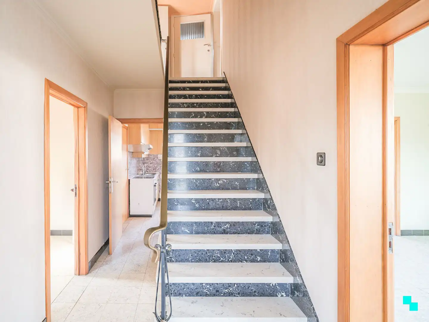 Te renoveren woning met garage en unieke tuingrond grenzend aan het bos foto 2