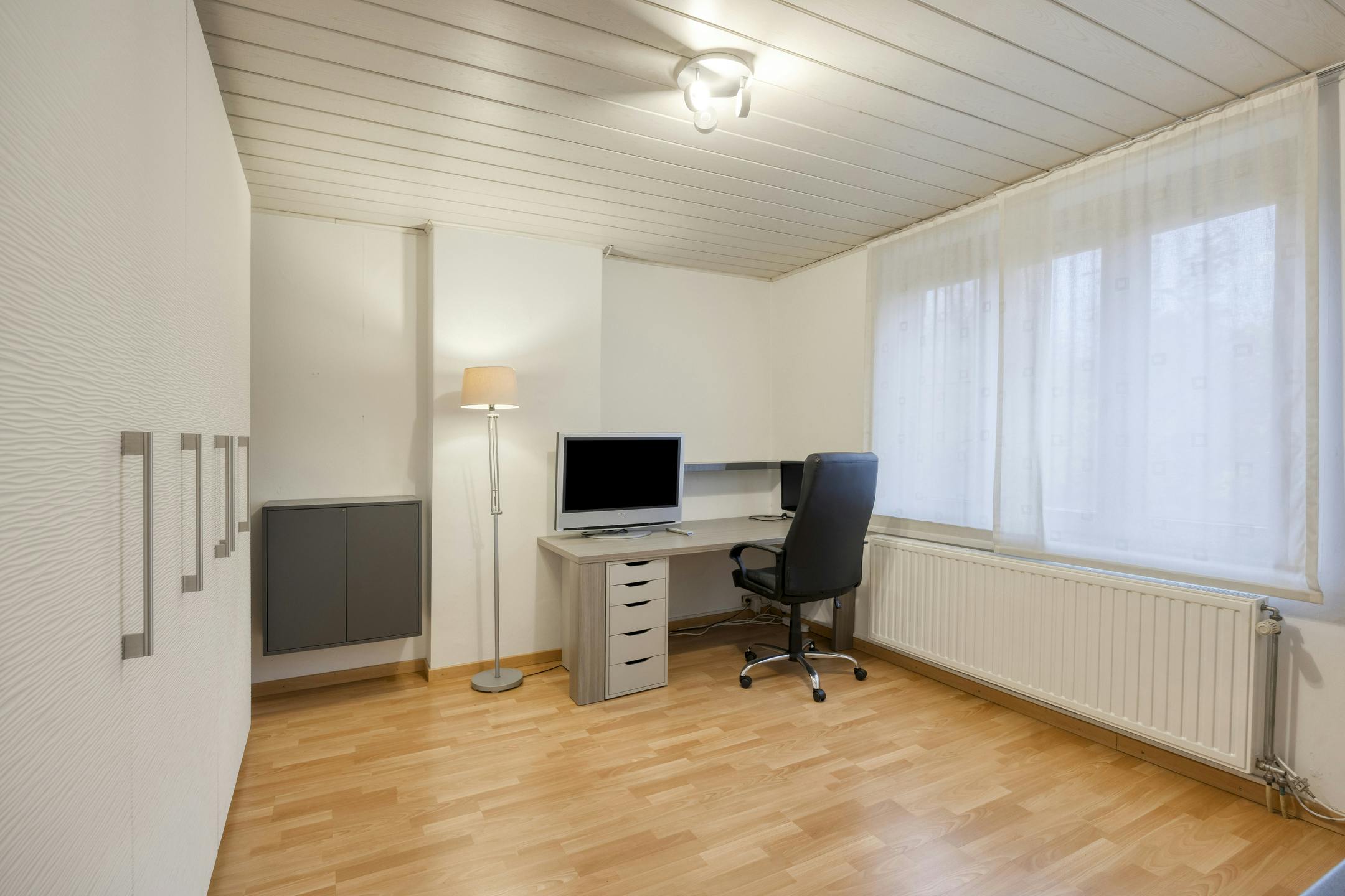 Goed gelegen stadswoning met 4 slaapkamers, tuin en garagebox + 12 zonnepanelen foto 15