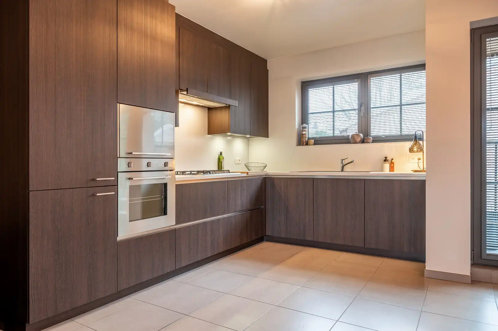 Ruim triplex appartement met berging foto 7