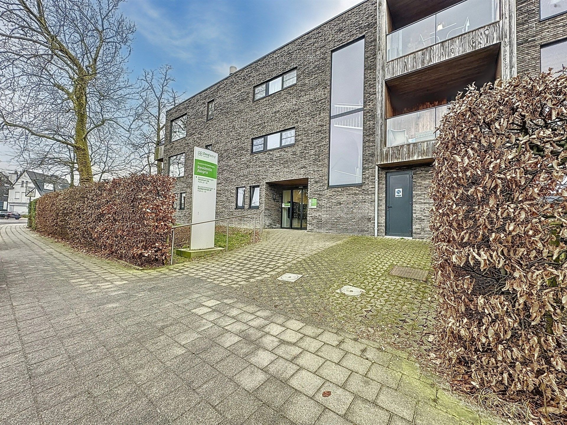 Moderne assistentiewoning met ondergrondse autostaanplaats foto 11