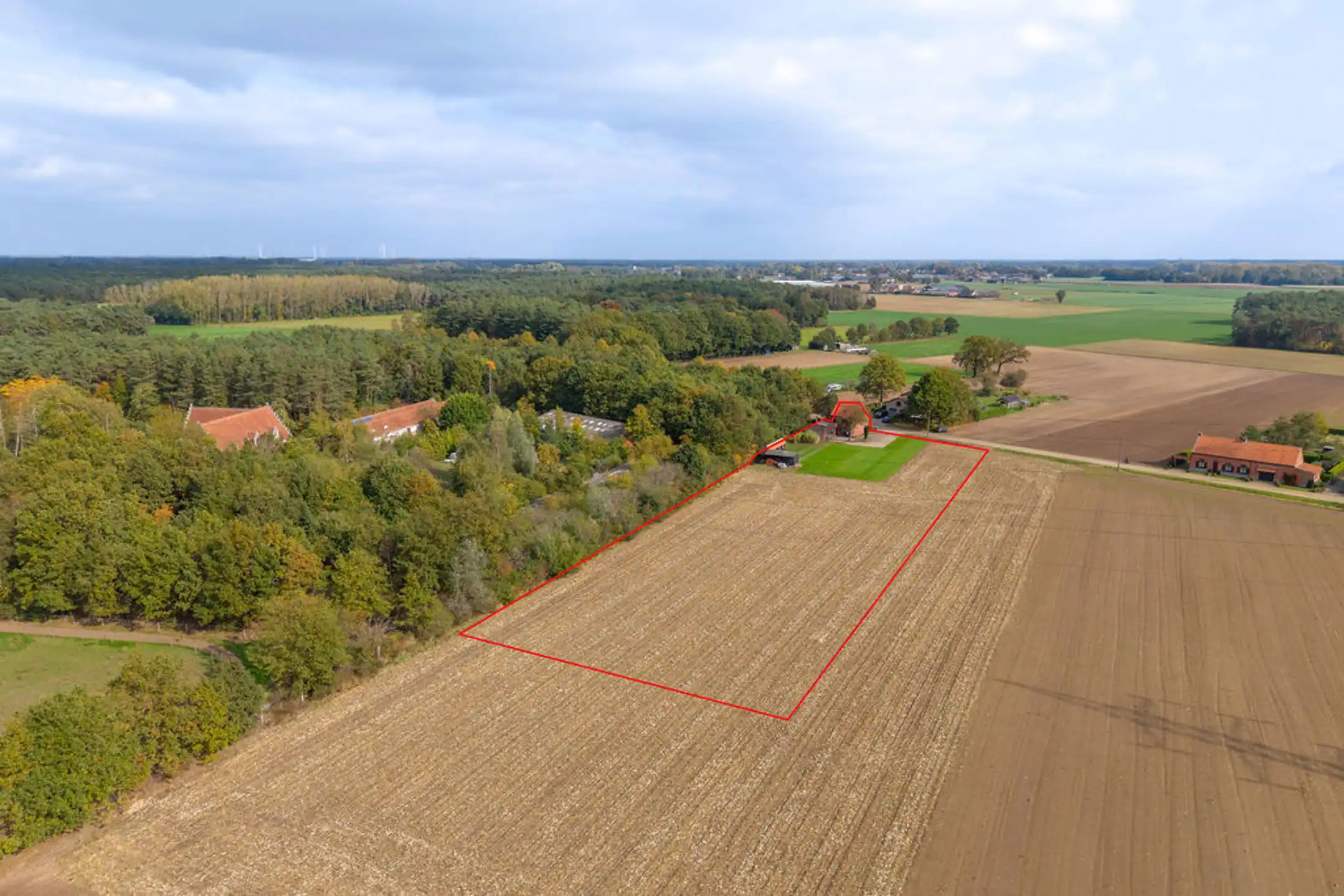 Te renoveren woning op een mooi en gunstig gelegen perceel van in totaal 6.449 m². foto 2