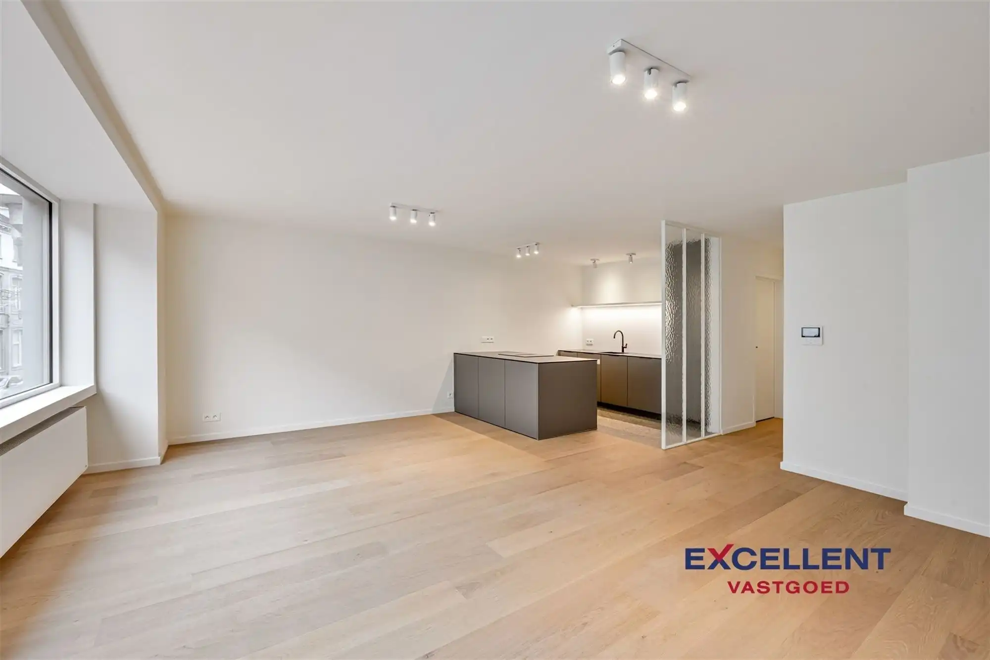 Volledig gerenoveerd 2-slaapkamer appartement centrum Deinze te huur foto 4