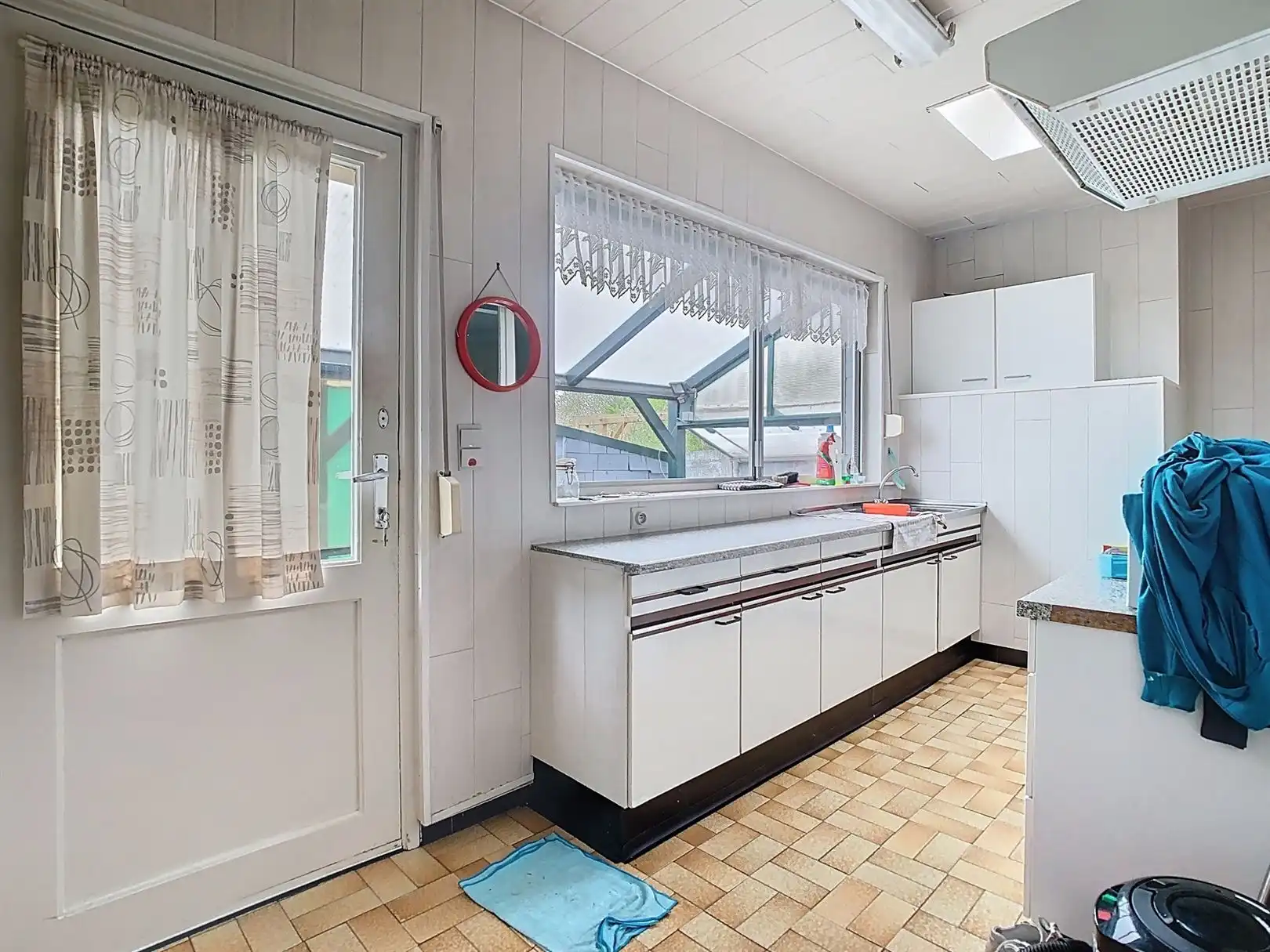 Mooi te renoveren 3-gevel woning!! foto 5