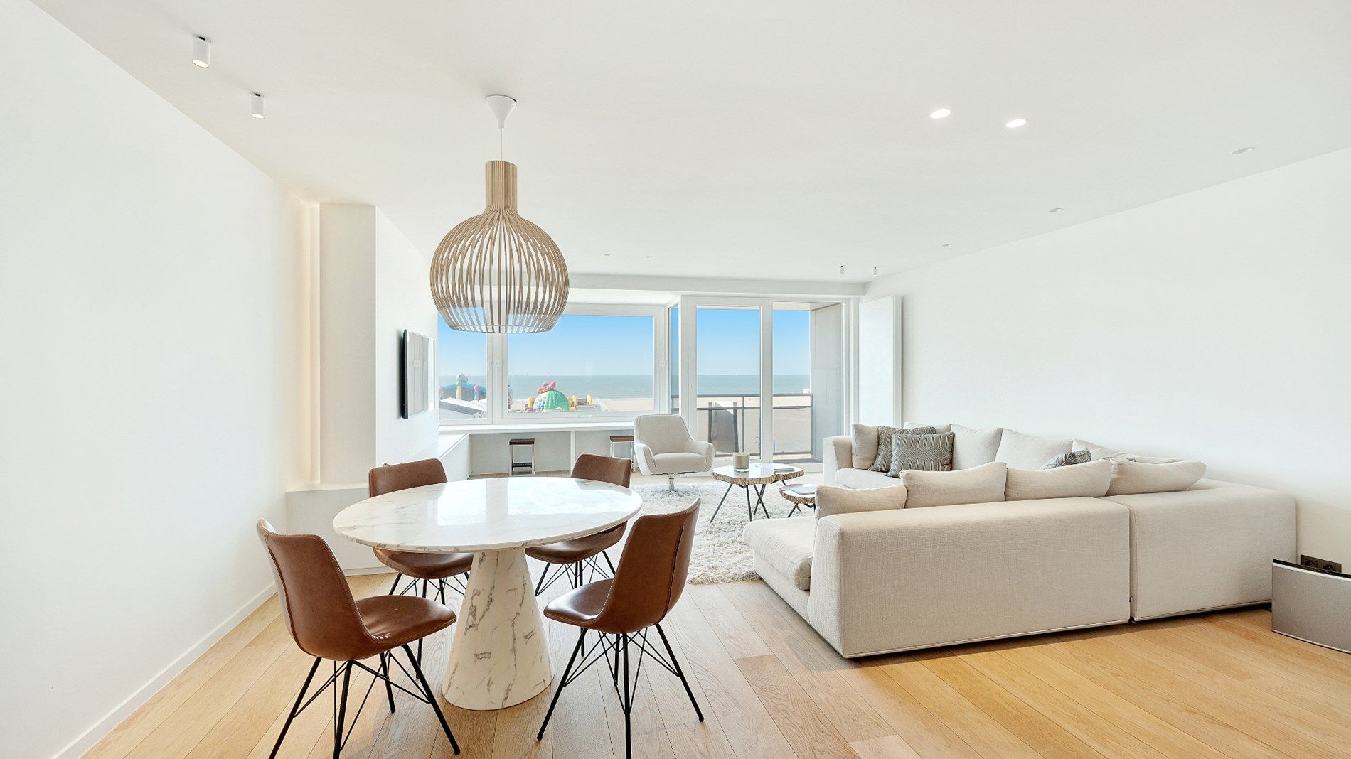 Prachtig gerenoveerd appartement met breed frontaal zeezicht, vlakbij het Albertplein foto {{pictureIndex}}