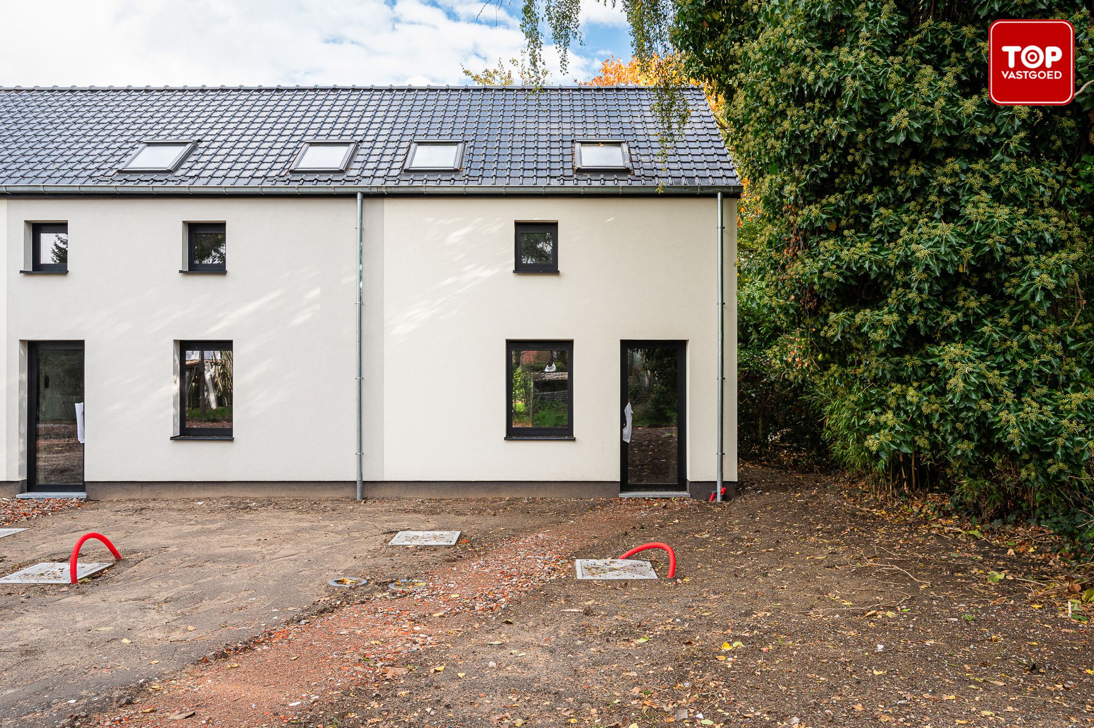 Halfopen bebouwing op een rustige locatie foto 2