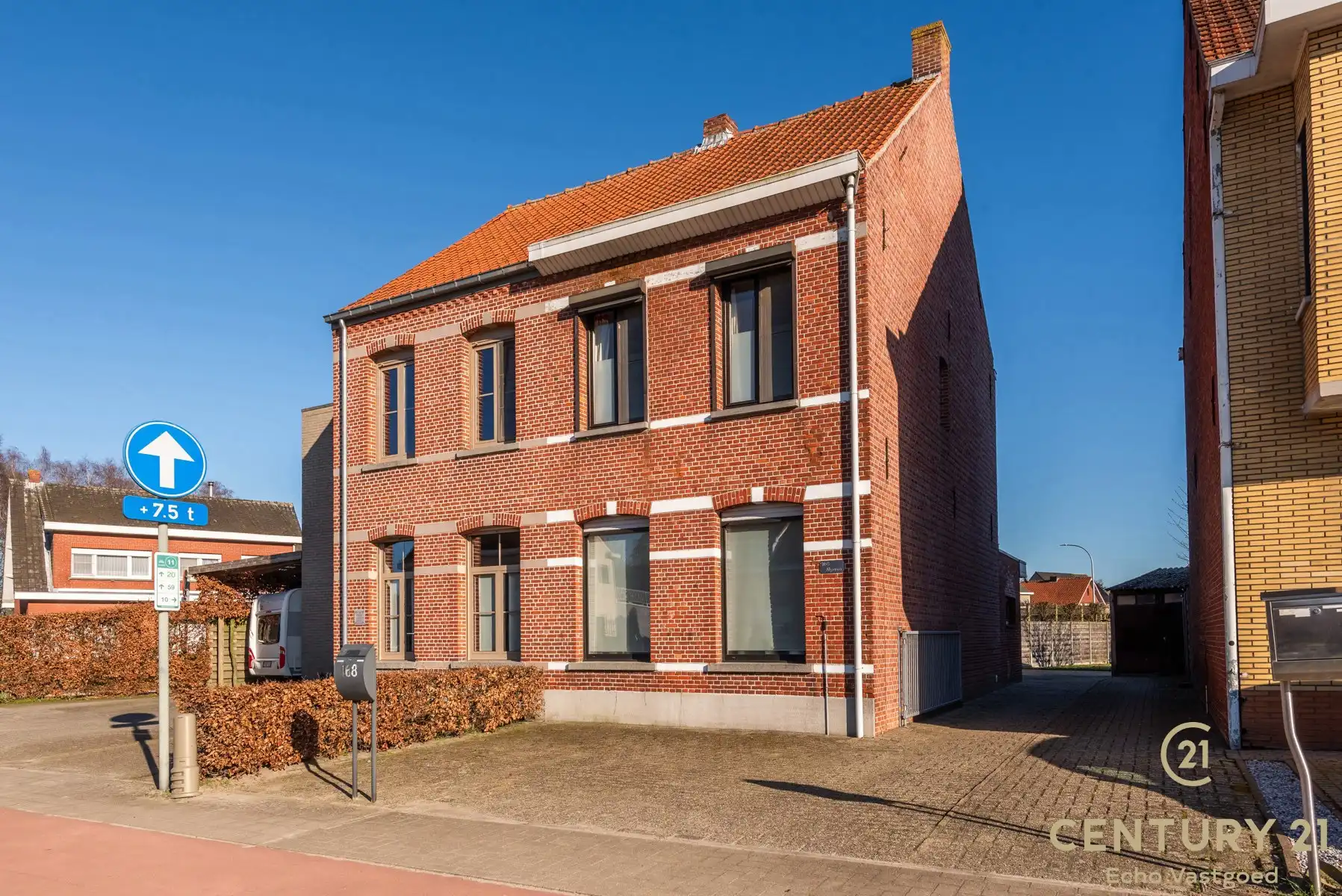Mooie karakterwoning met tuin, parking en 3 slaapkamers foto {{pictureIndex}}