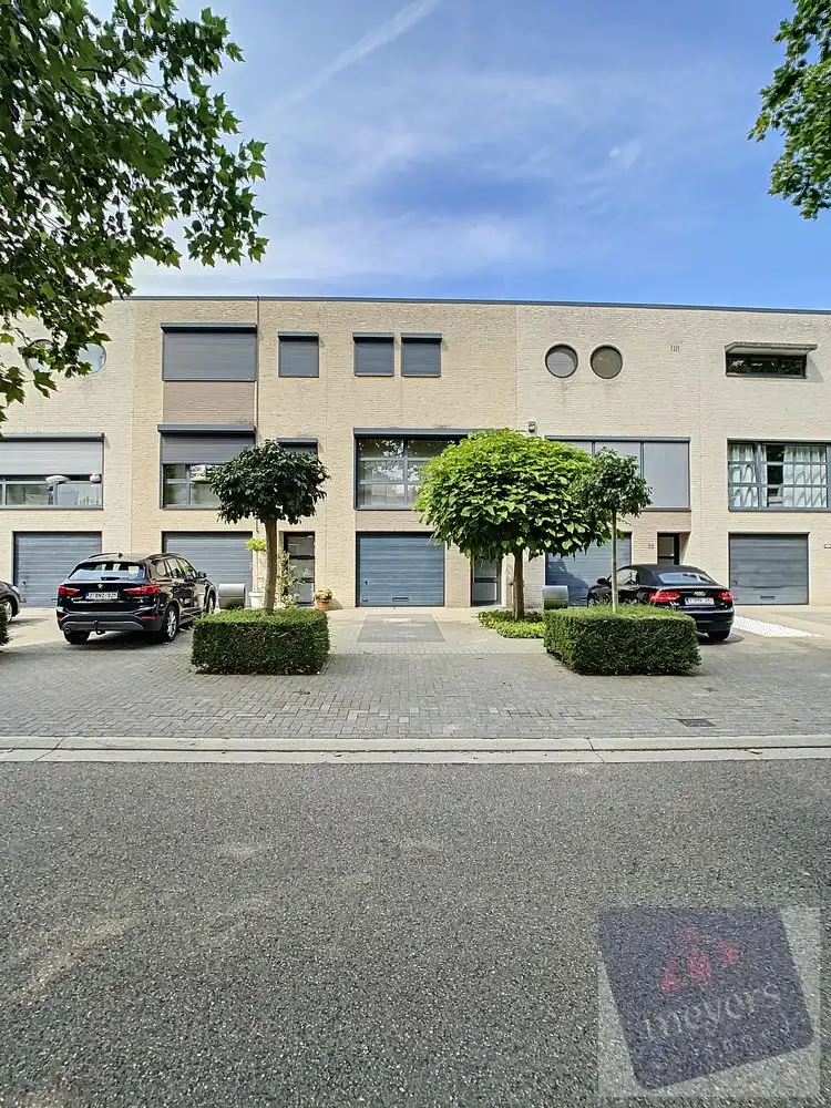 Ruime bel-etagewoning met 3 slaapkamers, tuin en garage in Hasselt foto {{pictureIndex}}