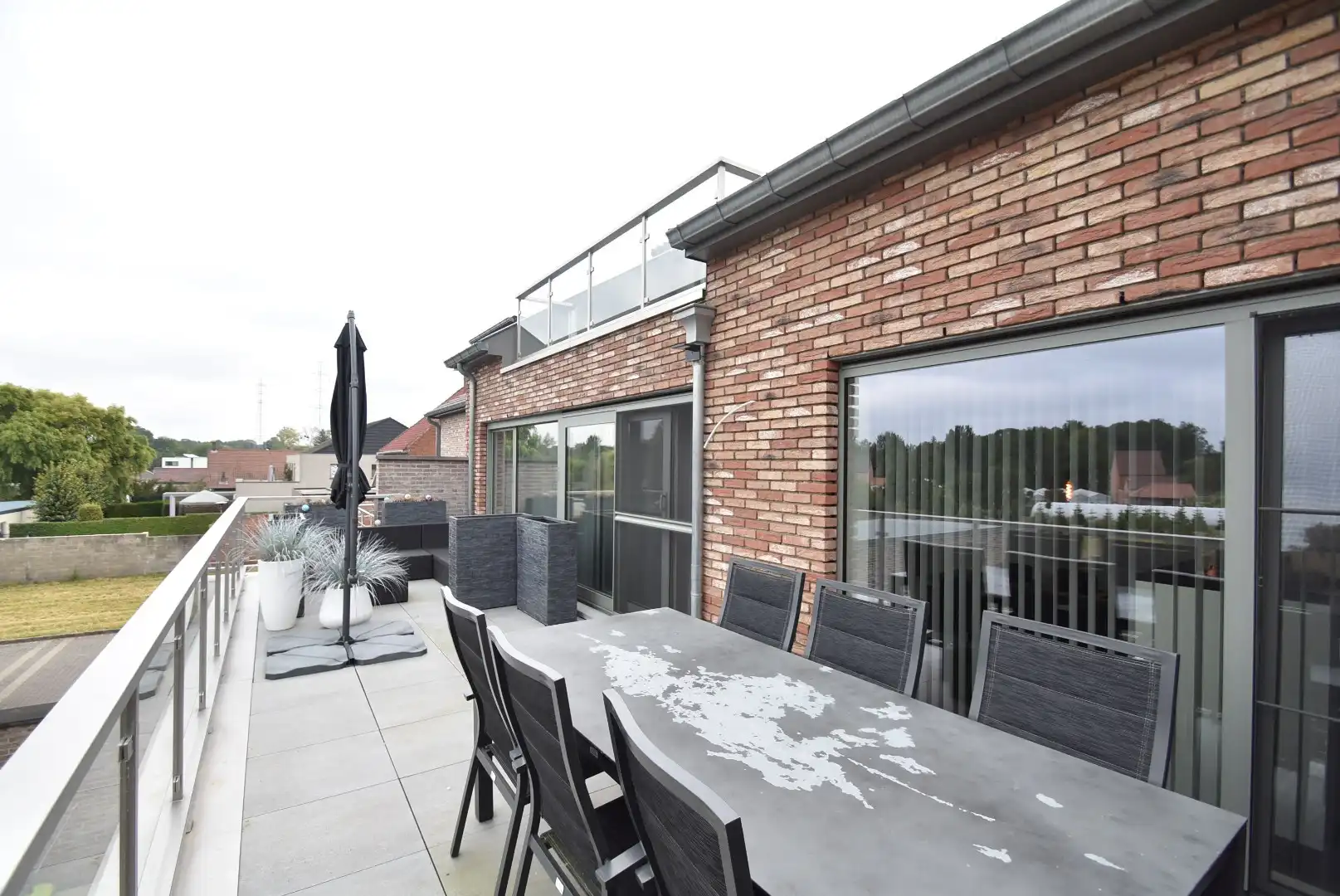 *** IN OPTIE **** Knap ingericht  en ruim appartement met 2 slaapkamers en groot terras foto 25