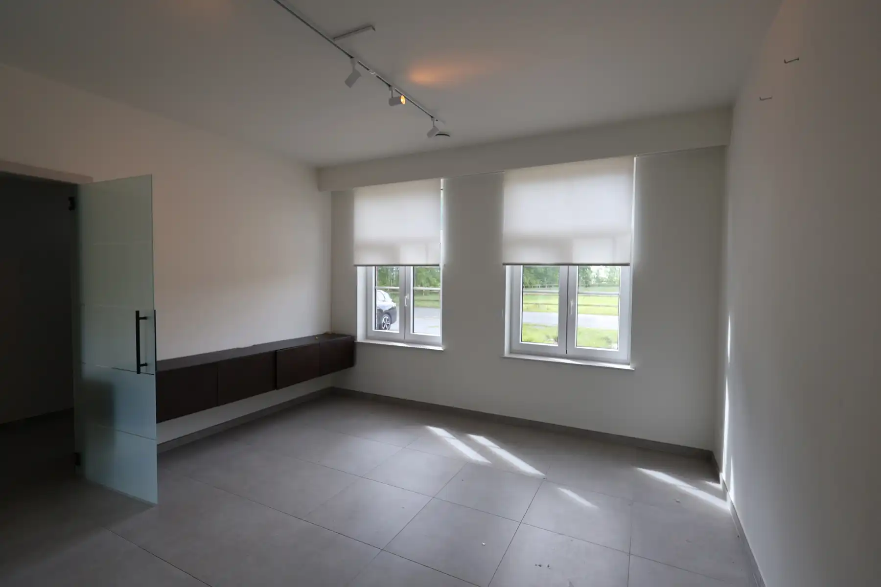Een ruime nieuwbouwwoning met 3 slaapkamers, terras, tuin en garage.  foto 2