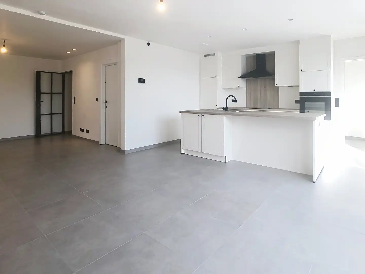 Totaal vernieuwde woning met 4 slaapkamers en inpandige garage foto 3