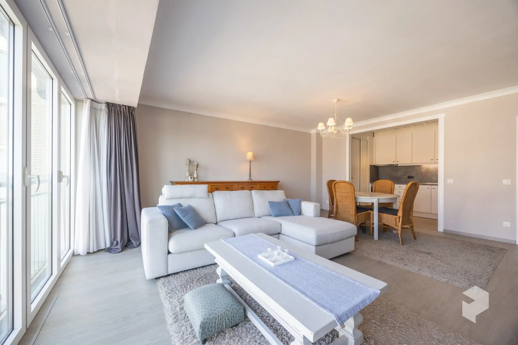 Goed gelegen ruim vernieuwd 2 slaapkamer appartement met terras en grote berging. foto 8