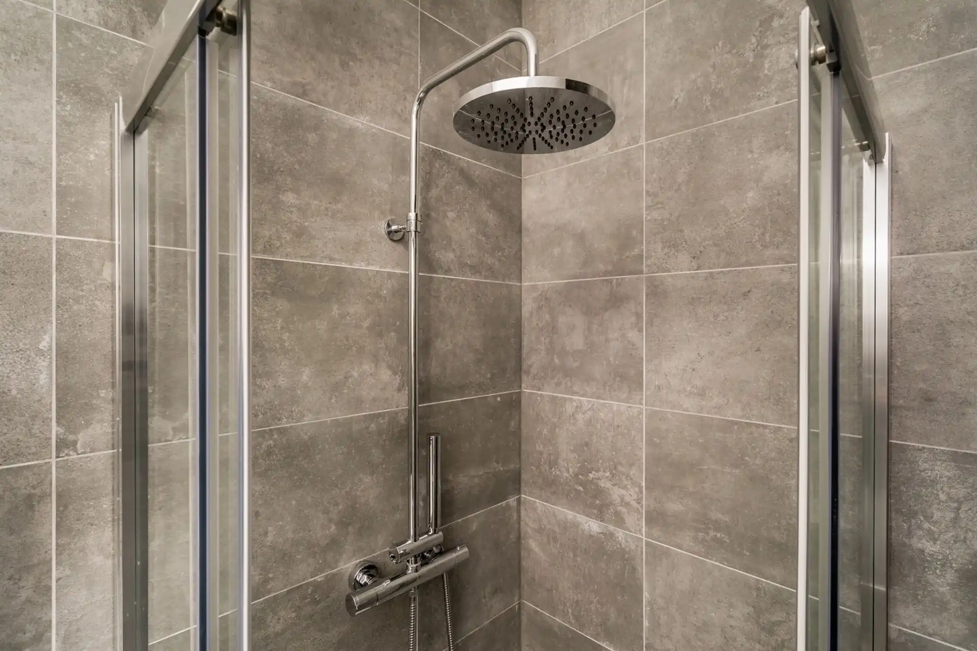 Dicht bij het Tour&Taxis-terrein, prachtig duplex penthouse met 3 slaapkamers foto 8