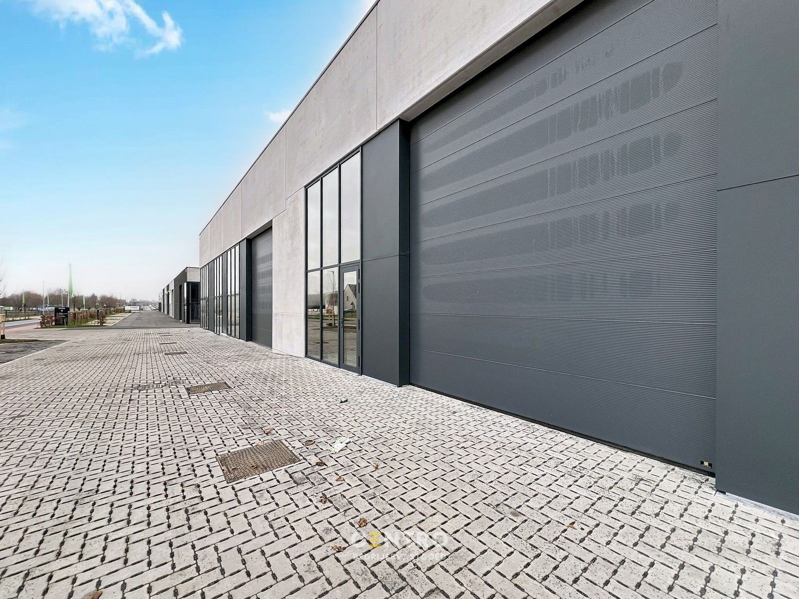 NB-magazijn van ± 275 m² (incl. 2 parkeerplaatsen!) en moderne glaspartij in driehoek TIELT-DEINZE-WAREGEM ! foto {{pictureIndex}}