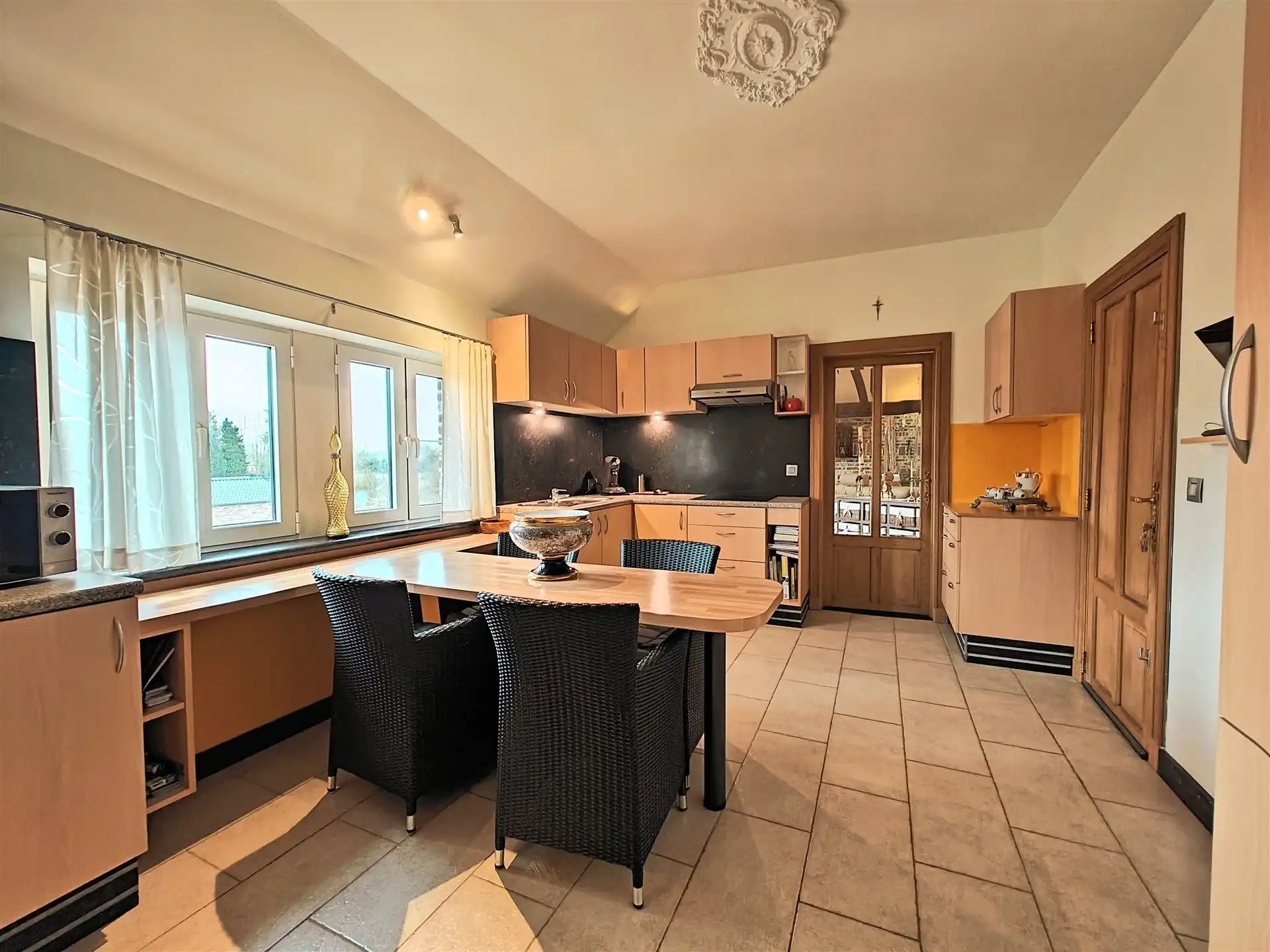 Ruim en karaktervol appartement van 190m² in het charmante Maasdorp Vucht! foto 8