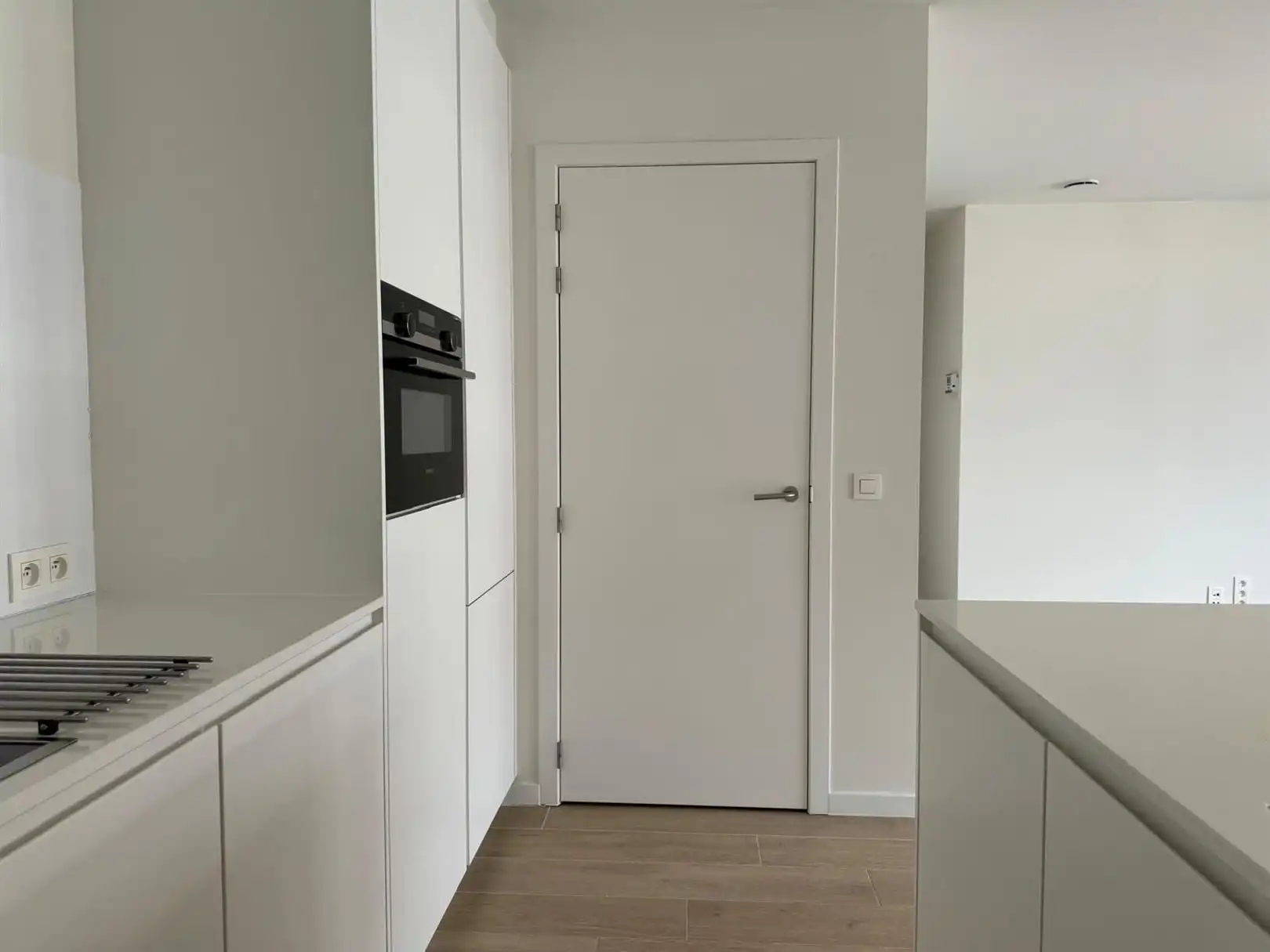 Appartement met twee slaapkamers, groot terras en autostaanplaats foto 8