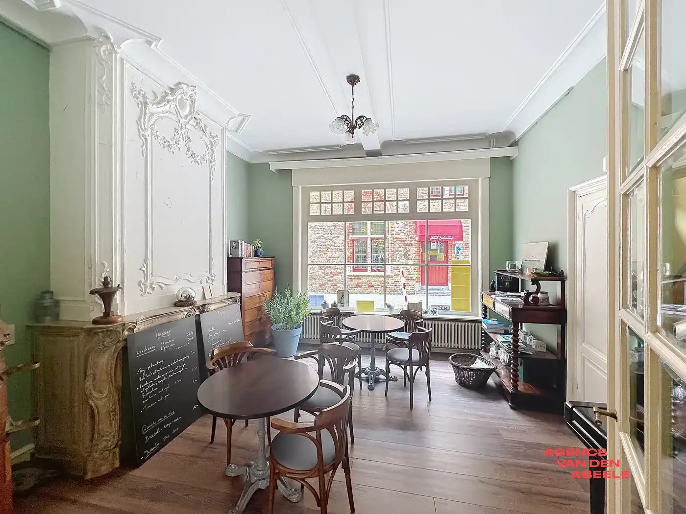 Centraal gelegen handelswoning met 4 slaapkamers en riante tuin  foto 4