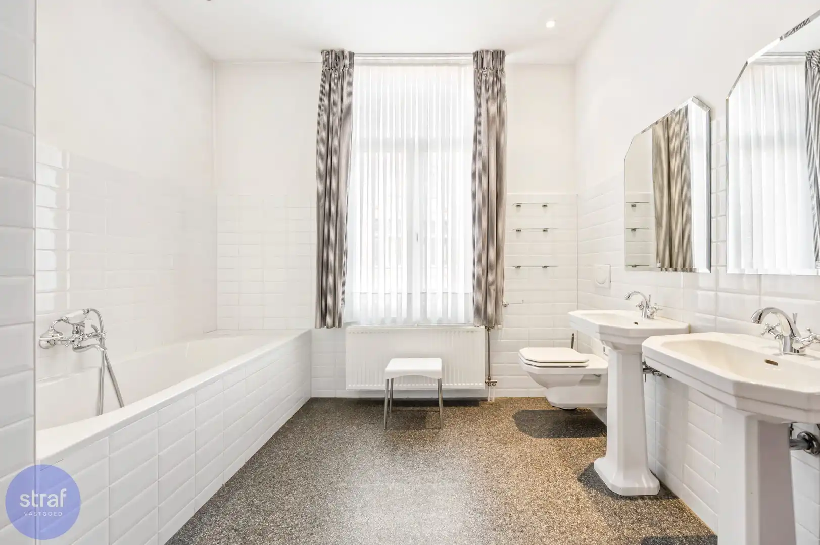 Karaktervolle woning met hoge plafonds en 2 garageboxen foto 14