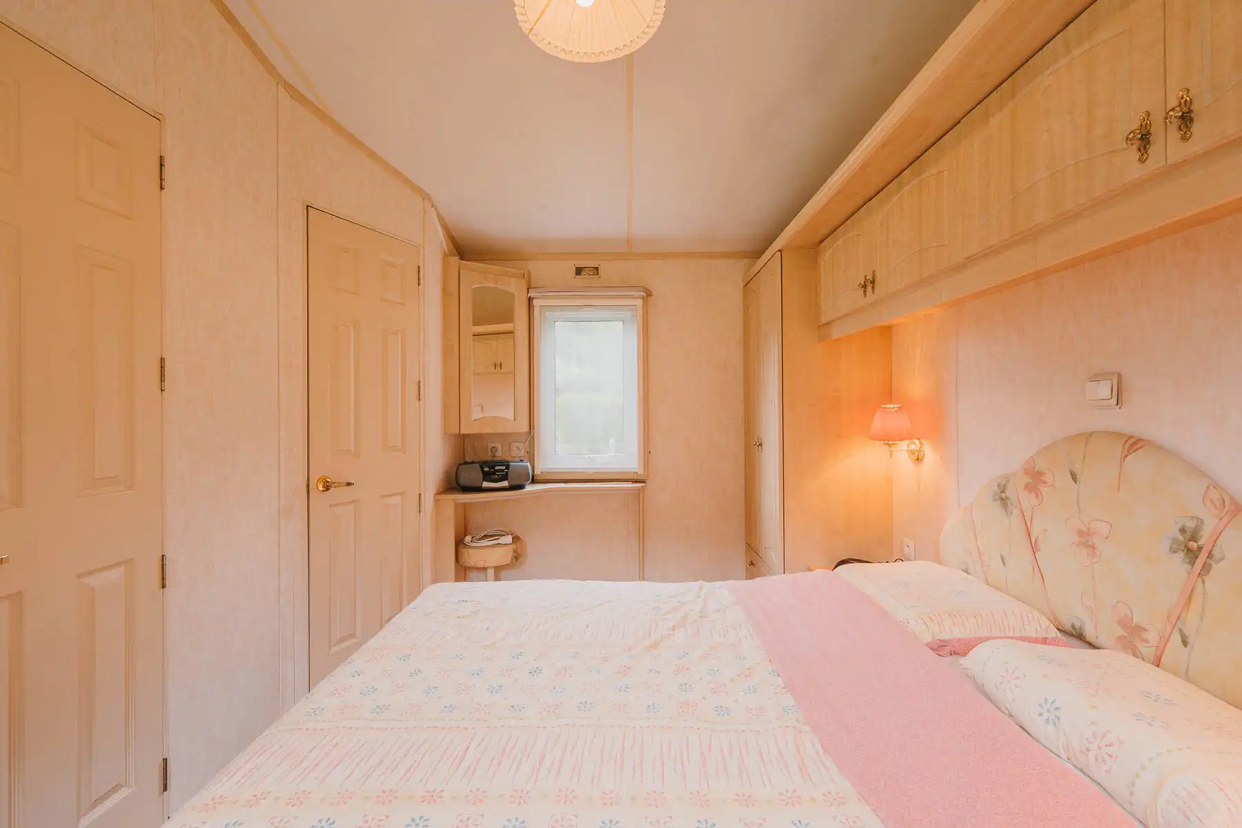 Prachtige agrarische tuin met caravan foto 17