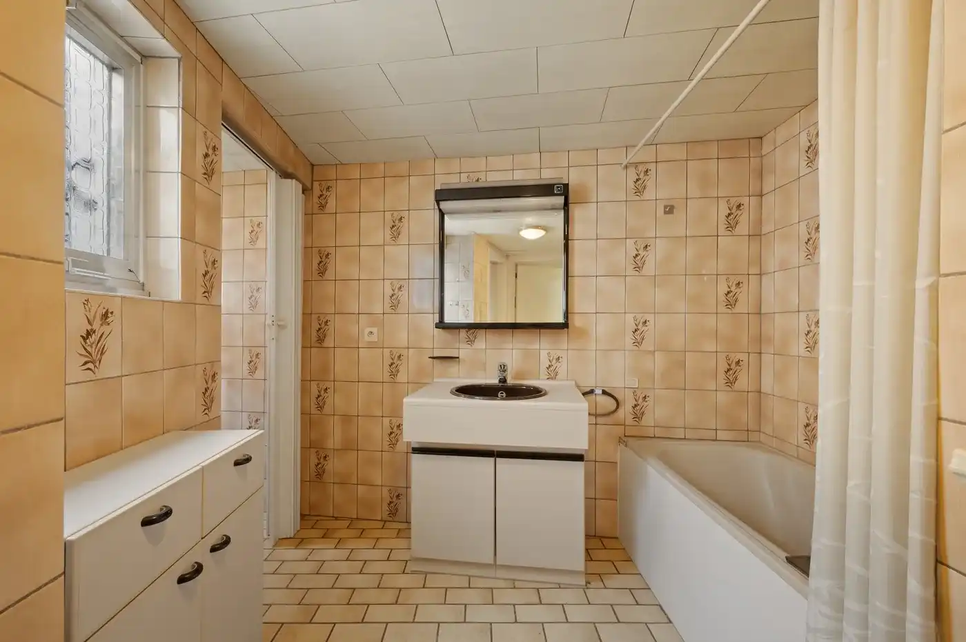 Te renoveren woning met 3 slaapkamers, garage en nabij voorzieningen foto 14
