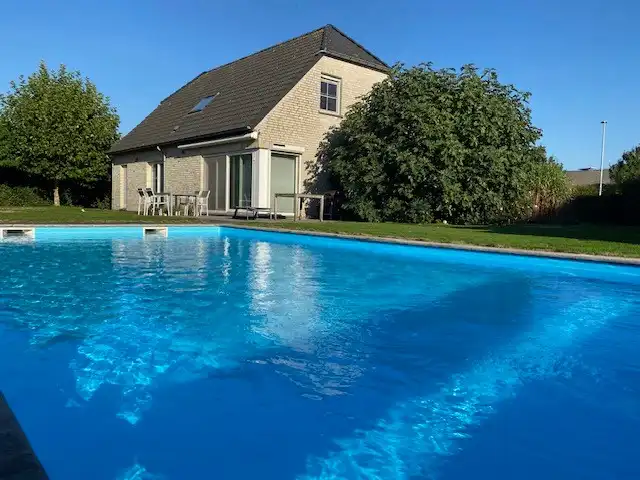 Residentieel gelegen villa met buitenzwembad, grote tuin en privacy. foto {{pictureIndex}}