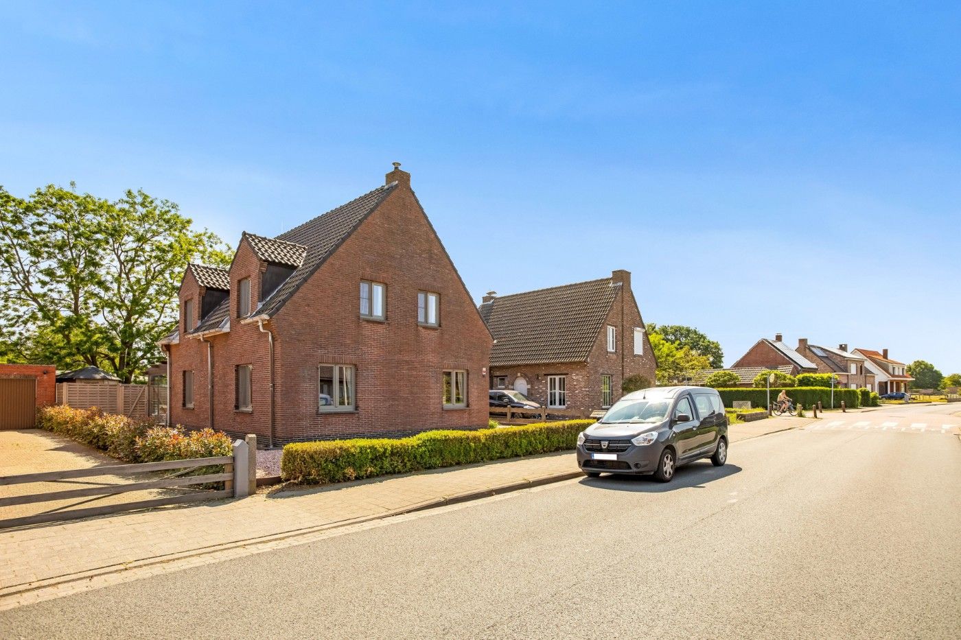 Vrijstaande, charmante woning met 3 grote slpk. en garage op 398 m² foto 26