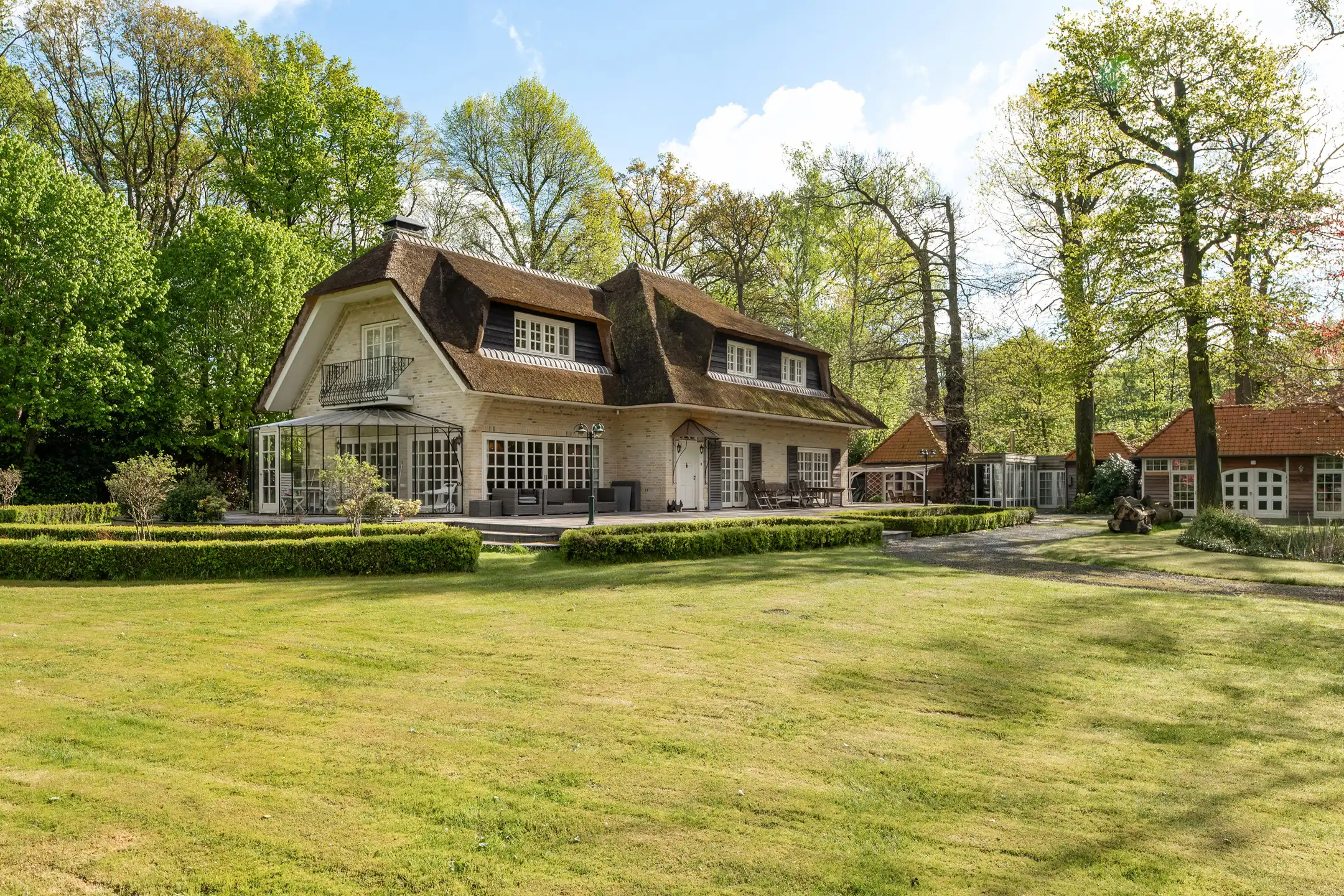 Unieke vrijstaande villa op ca. 7620m² in een uitzonderlijk domein in het groen. foto 17