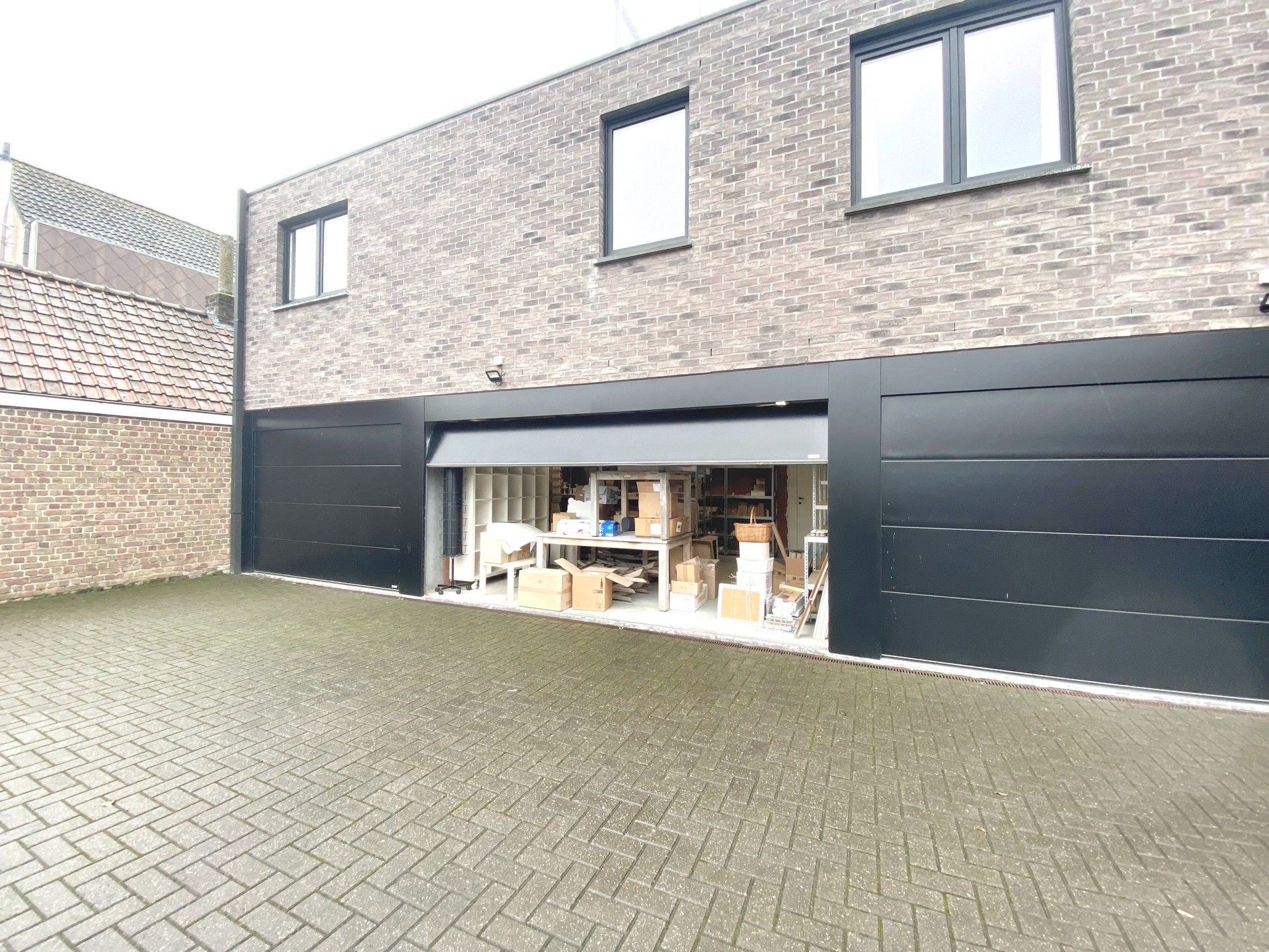 POLYVALENT COMMERCIEEL GELIJKVLOERS & DUBBELE GARAGE foto 8