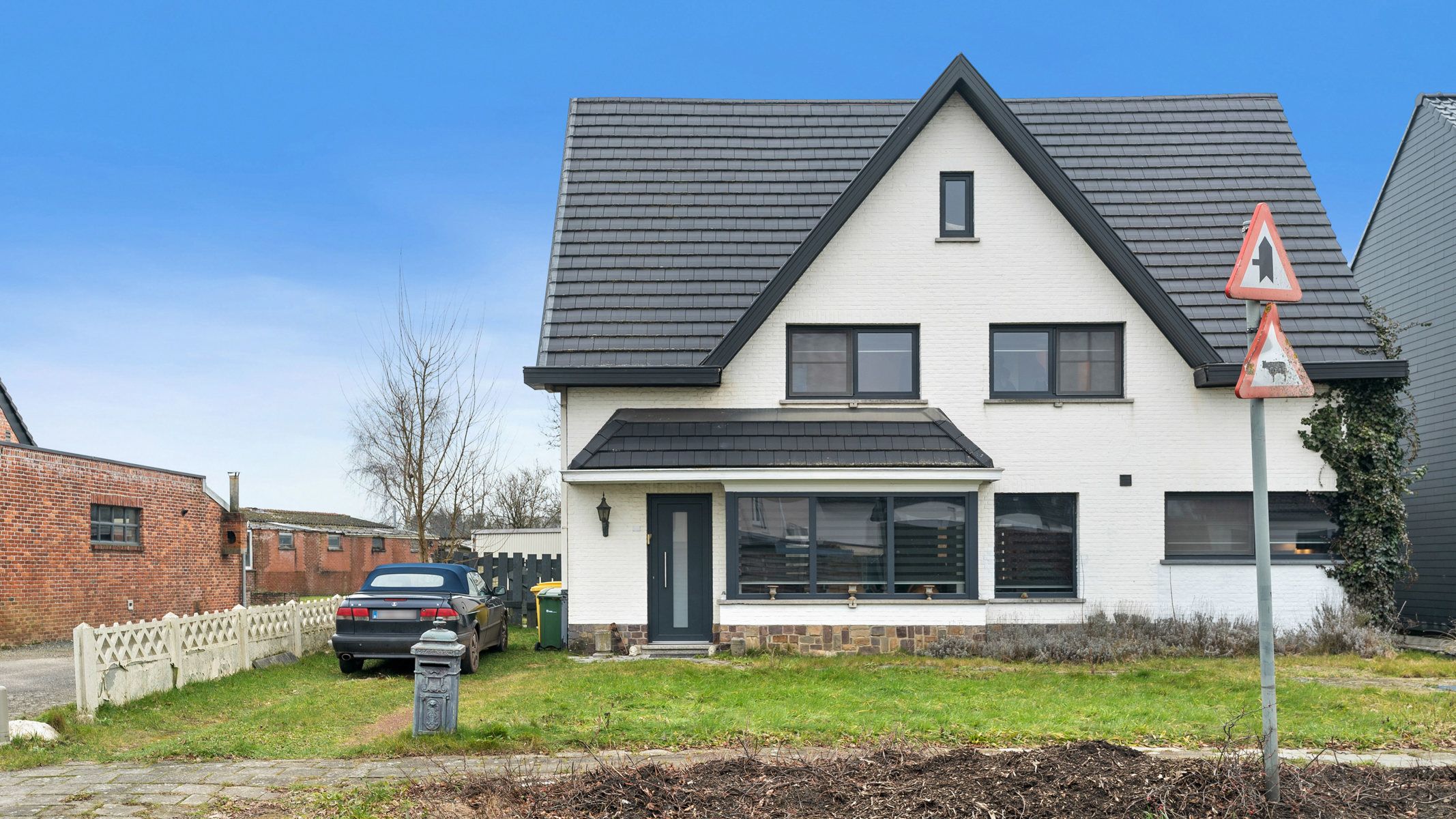 Gerenoveerde woning met diverse bijgebouwen te Morkhoven foto {{pictureIndex}}
