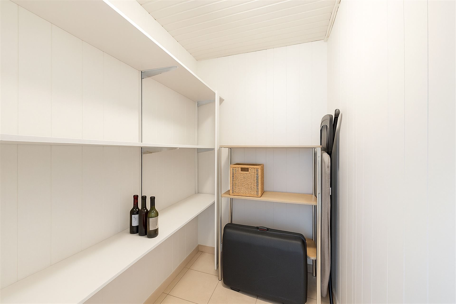 Instapklaar Appartement met Terras en Garage foto 15