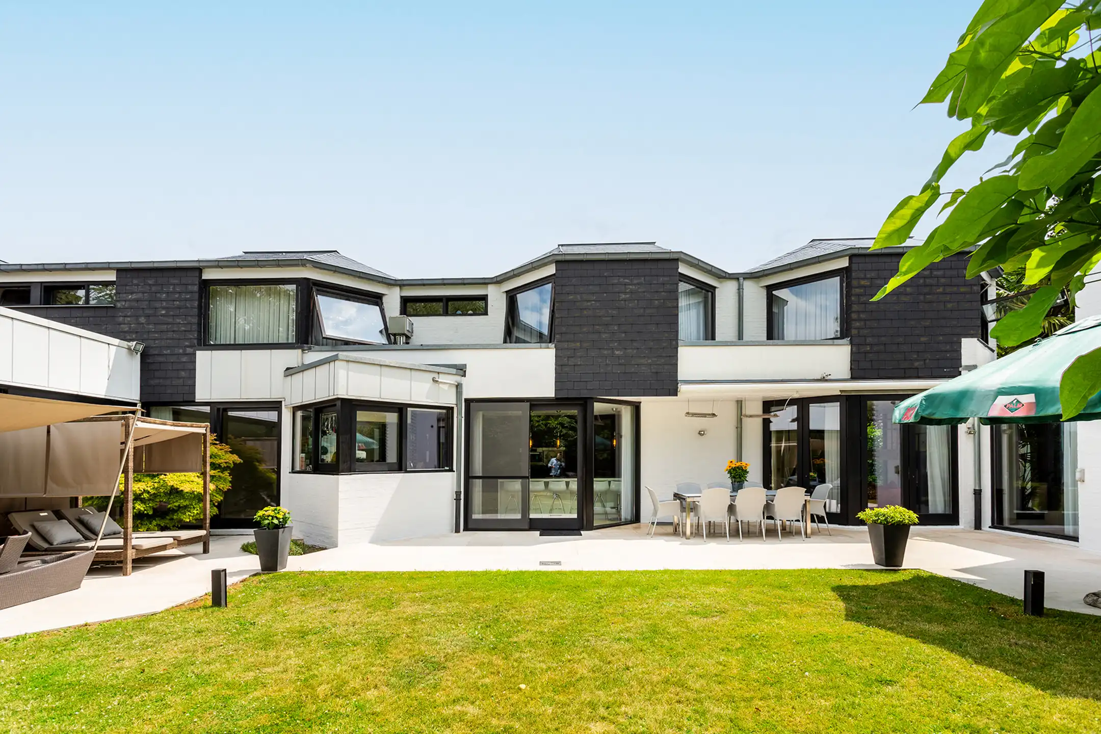 Topgelegen architectenwoning met ruim tuin en binnenzwembad. foto 49