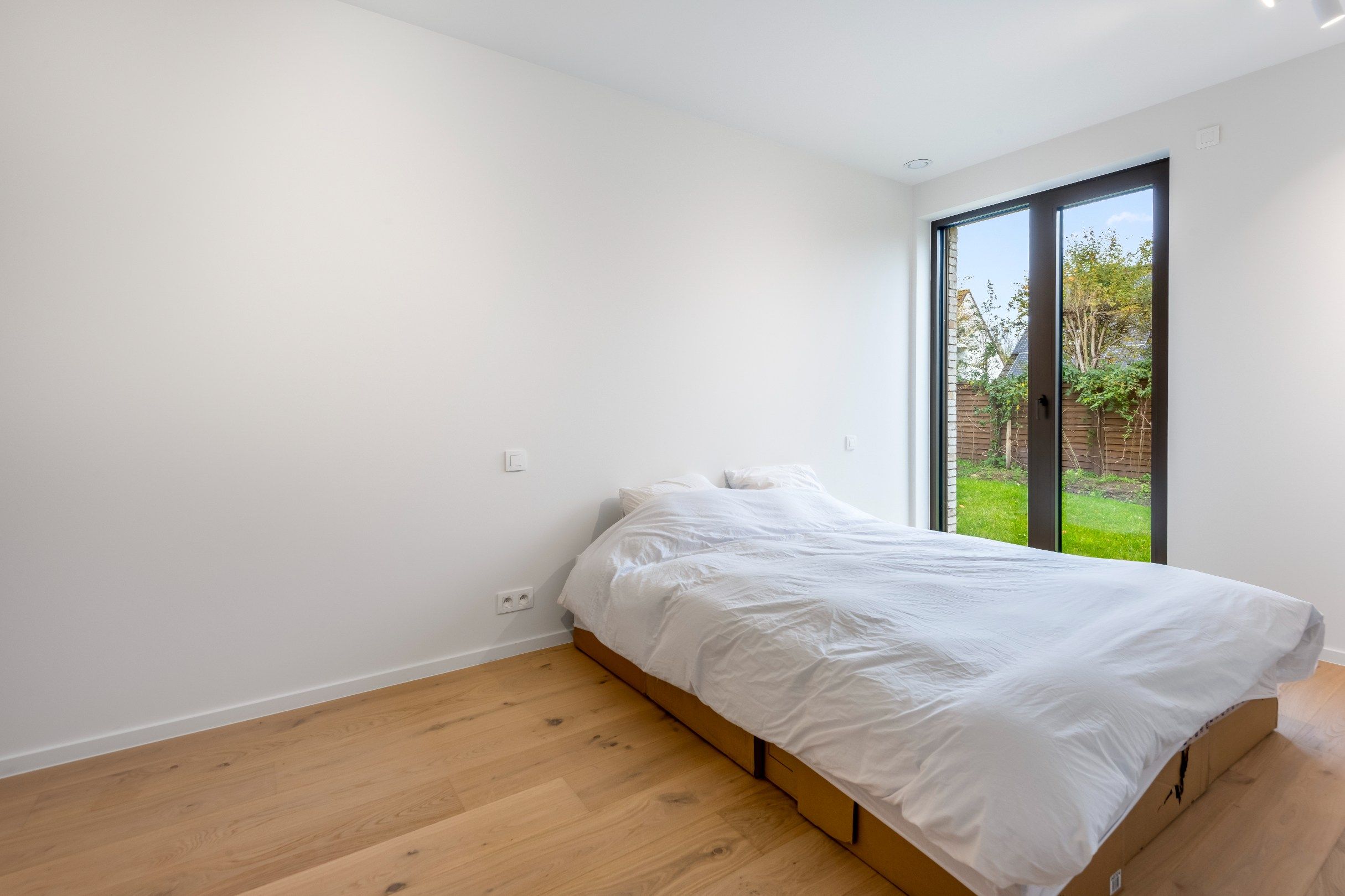 Moderne nieuwbouwwoning met ruime terrassen en ondergrondse dubbele garagebox foto 12