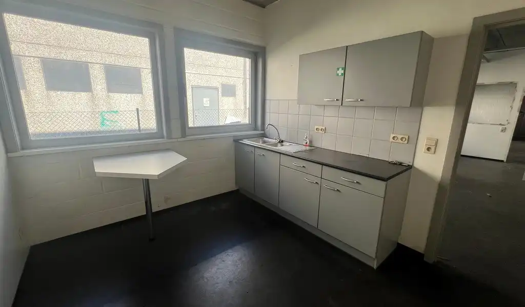 Commercieel gelegen magazijn met showroom te huur in Wetteren foto 13