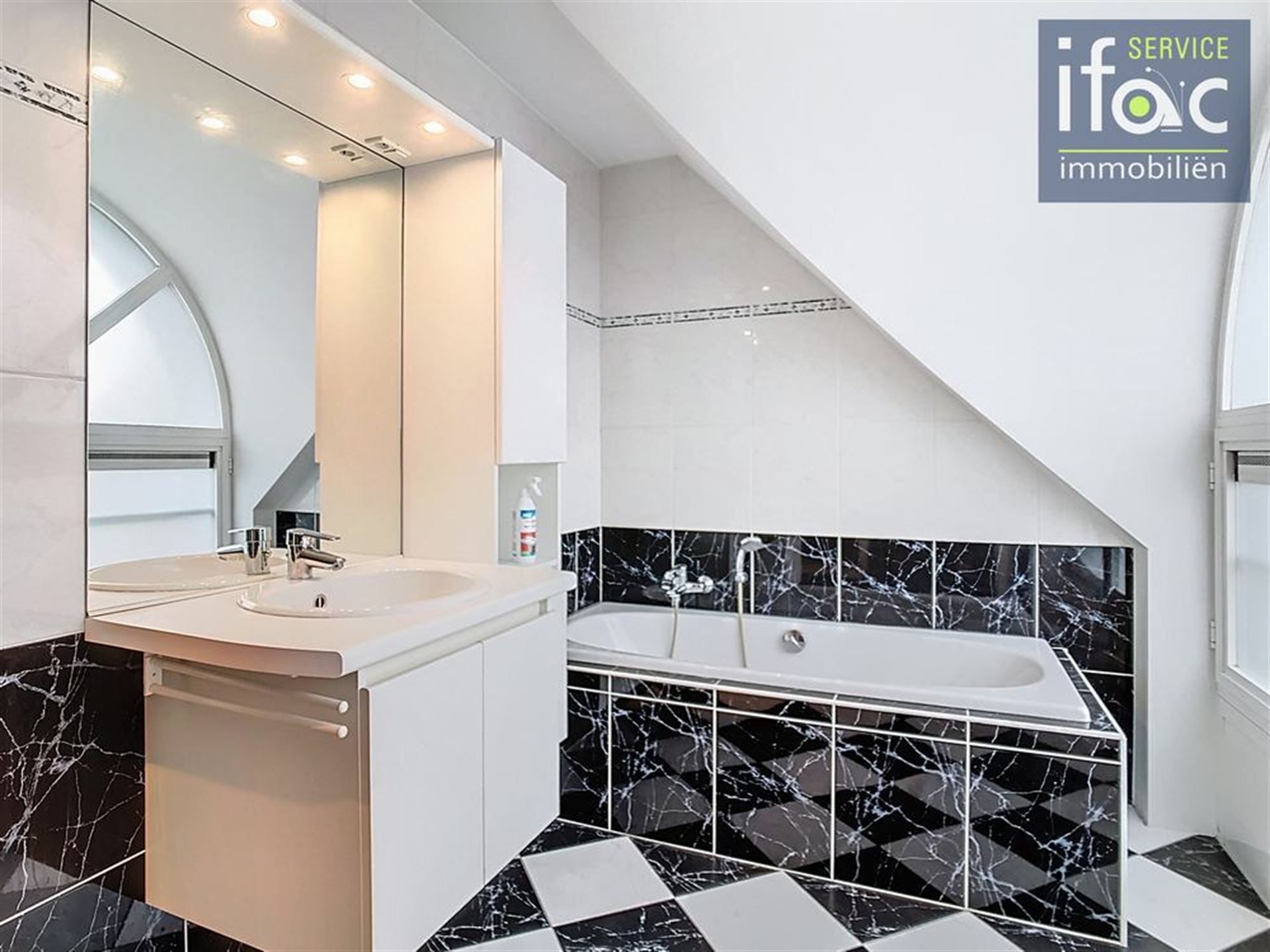 Villa met 4 slaapkamers, 2 badkamers, tuin en garages foto 22