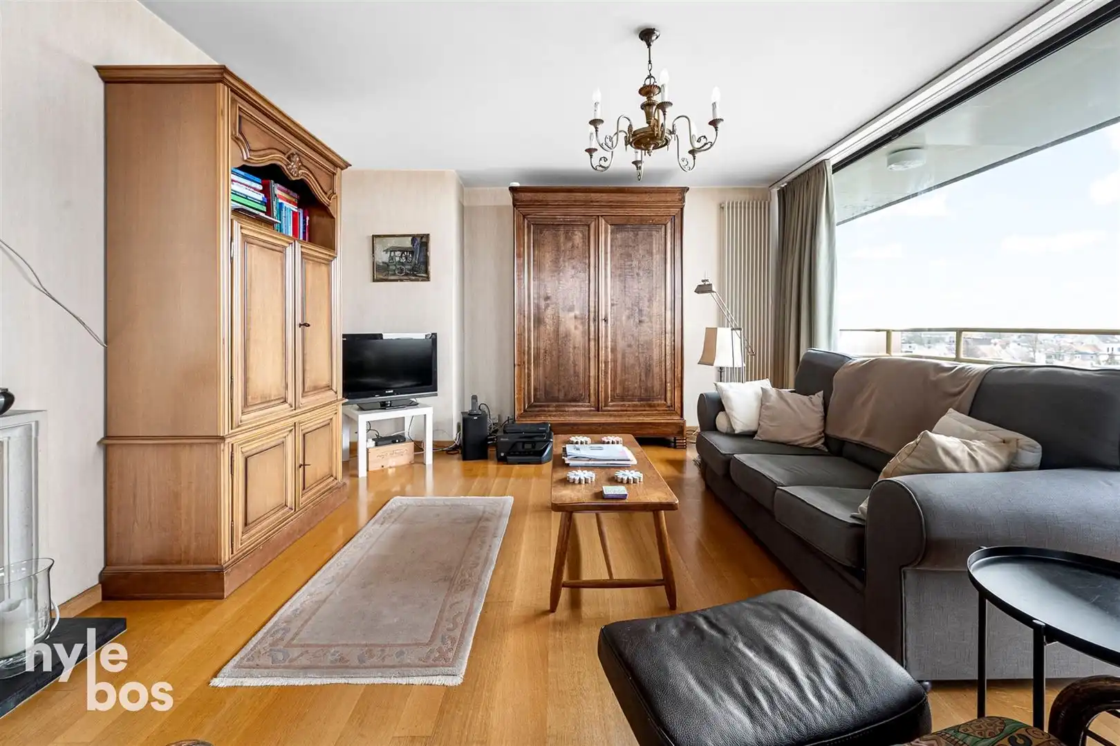 Centraal gelegen 3 slaapkamer appartement met parking foto 3