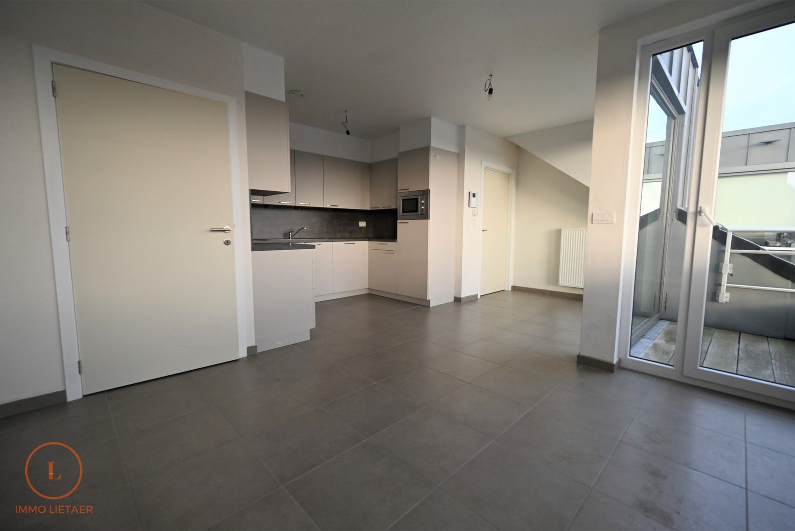 Nieuw appartement met veel lichtinval, 2 terrassen en een voorziene keuken op een centrale ligging in Wervik. foto 2